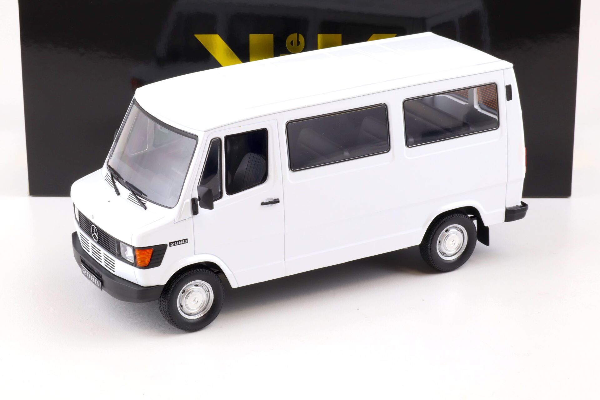 ID 84642 orig 1.jpg 1:18 KK-Scale Mercedes 208D Bus Van Kastenwagen white