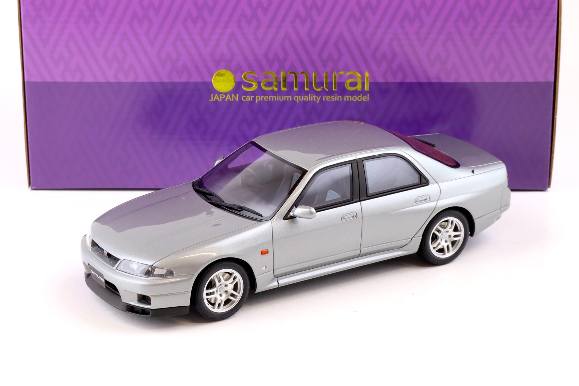 ID 84834 orig 1.jpg 1:18 Kyosho Samurai Nissan Skyline GT-R Autech Version 40th Anniversary silver