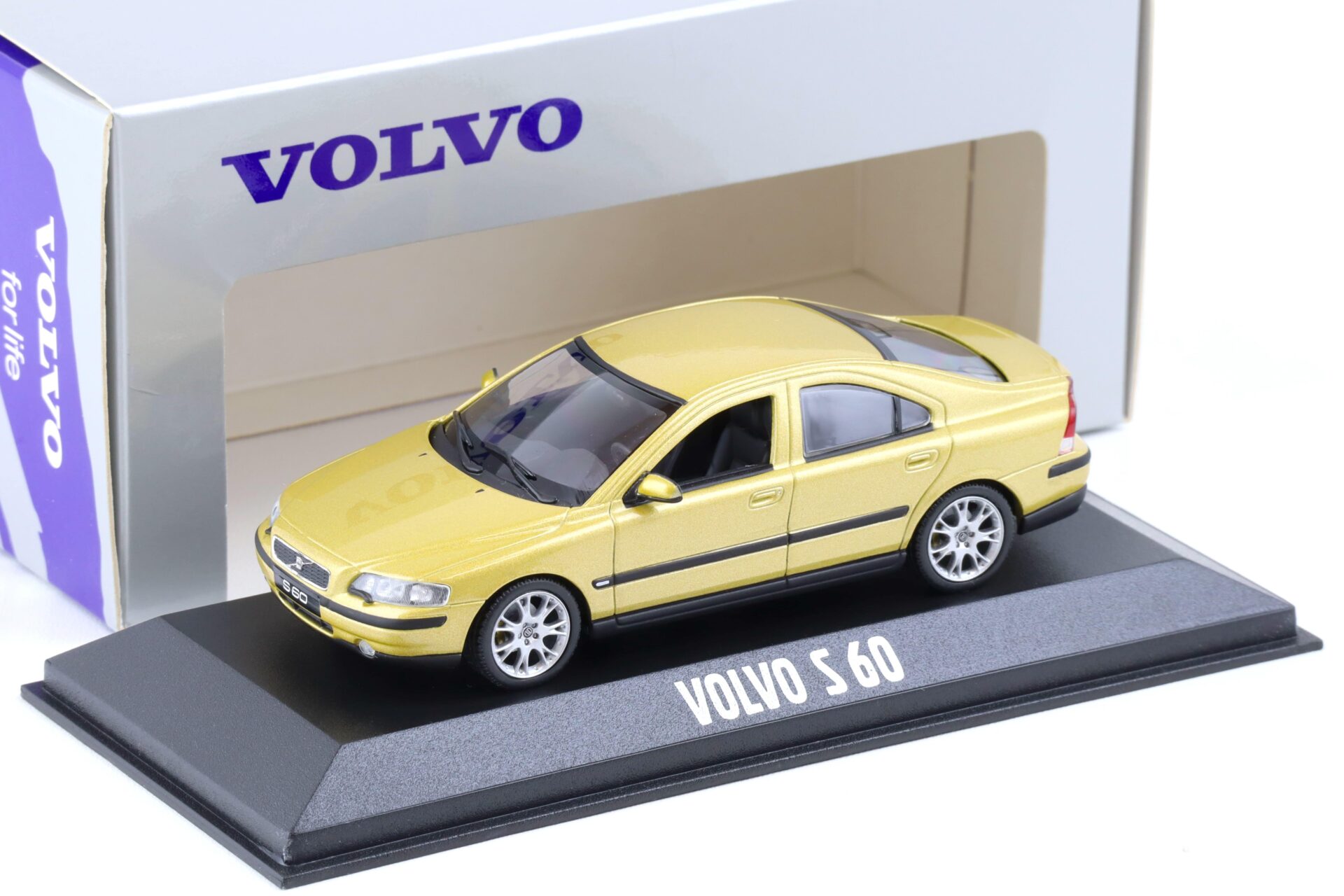 ID 84886 orig.jpg 1:43 Minichamps Volvo S60 Limousine 2000 gold metallic DEALER VERSION