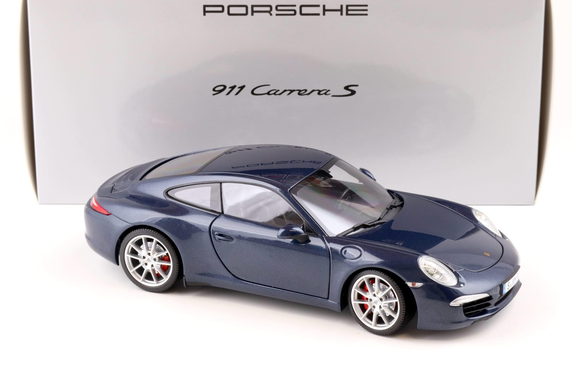 1:18 Minichamps Porsche 911 (991) Carrera S Coupe blue metallic DEALER VERSION