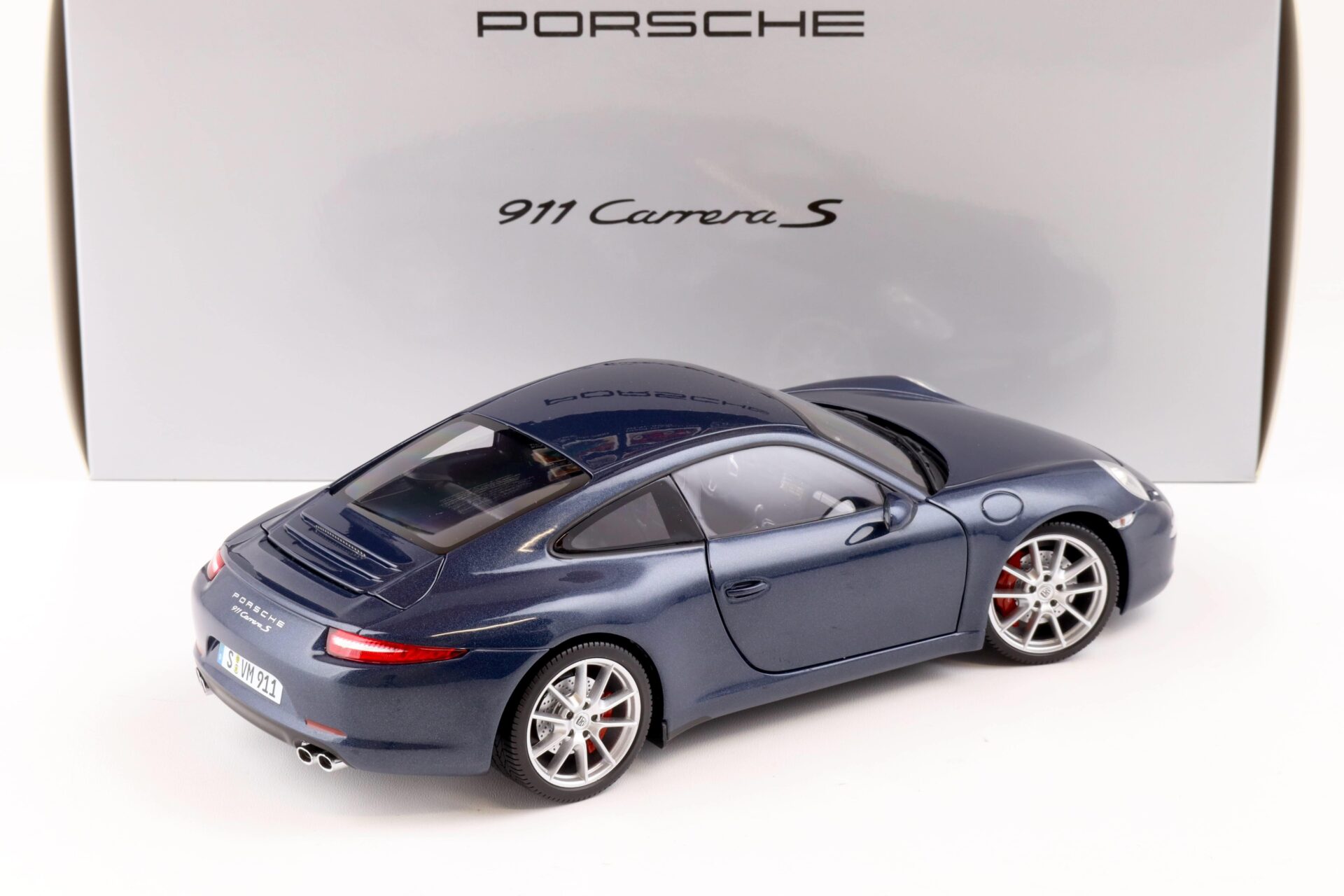 1:18 Minichamps Porsche 911 (991) Carrera S Coupe blue metallic DEALER VERSION