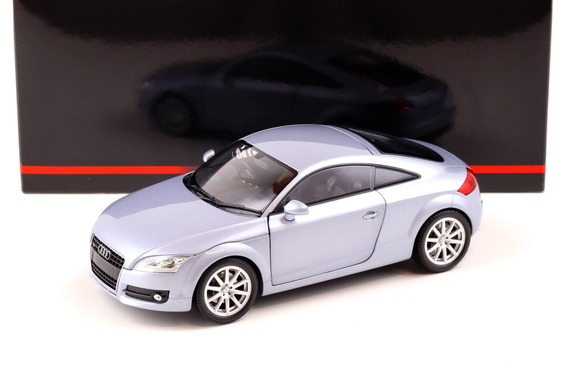 ID 85033 orig 1.jpg 1:18 Minichamps Audi TT Coupe RHD 2006 silver-blue metallic