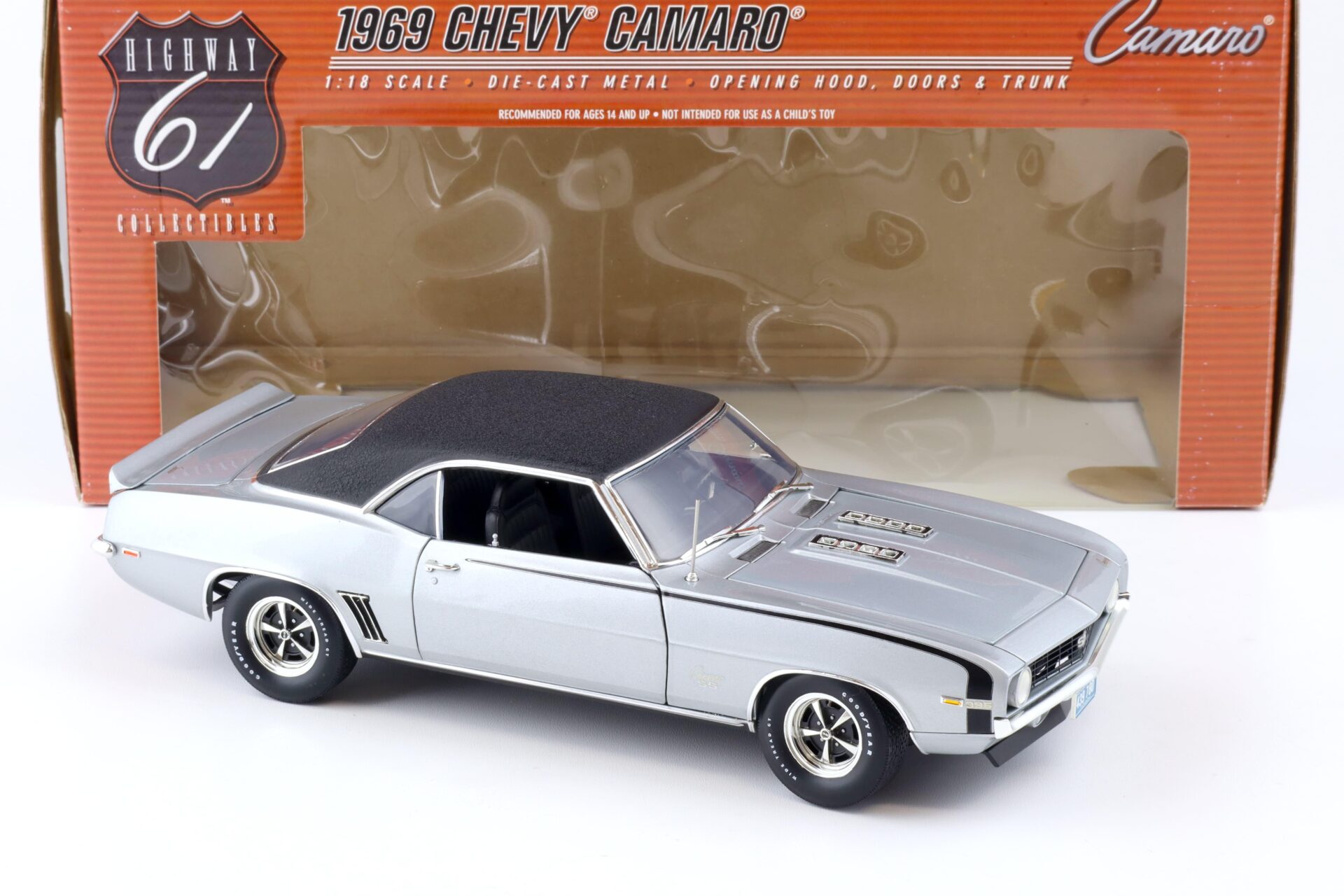 1:18 Highway61 Chevrolet Camaro Coupe 1969 silver/ black vinyl roof 50393