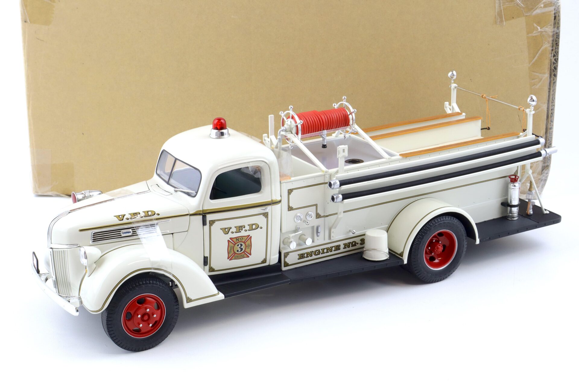 ID 85962 orig.jpg 1:16/ 1:18 Highway61 Ford Pumper Firetruck 1941 white V.F.D.