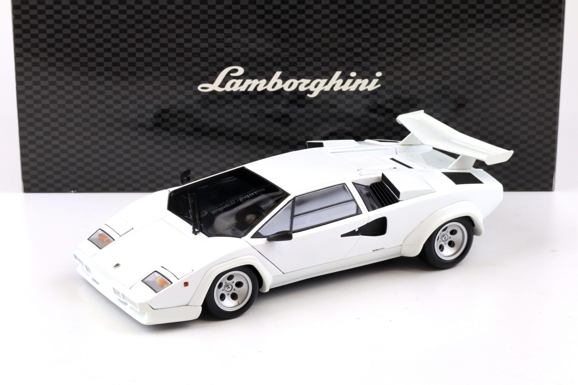 ID 86525 orig.jpg 1:18 Kyosho Lamborghini Countach LP5000 QV Quattrovalvole white 08327W