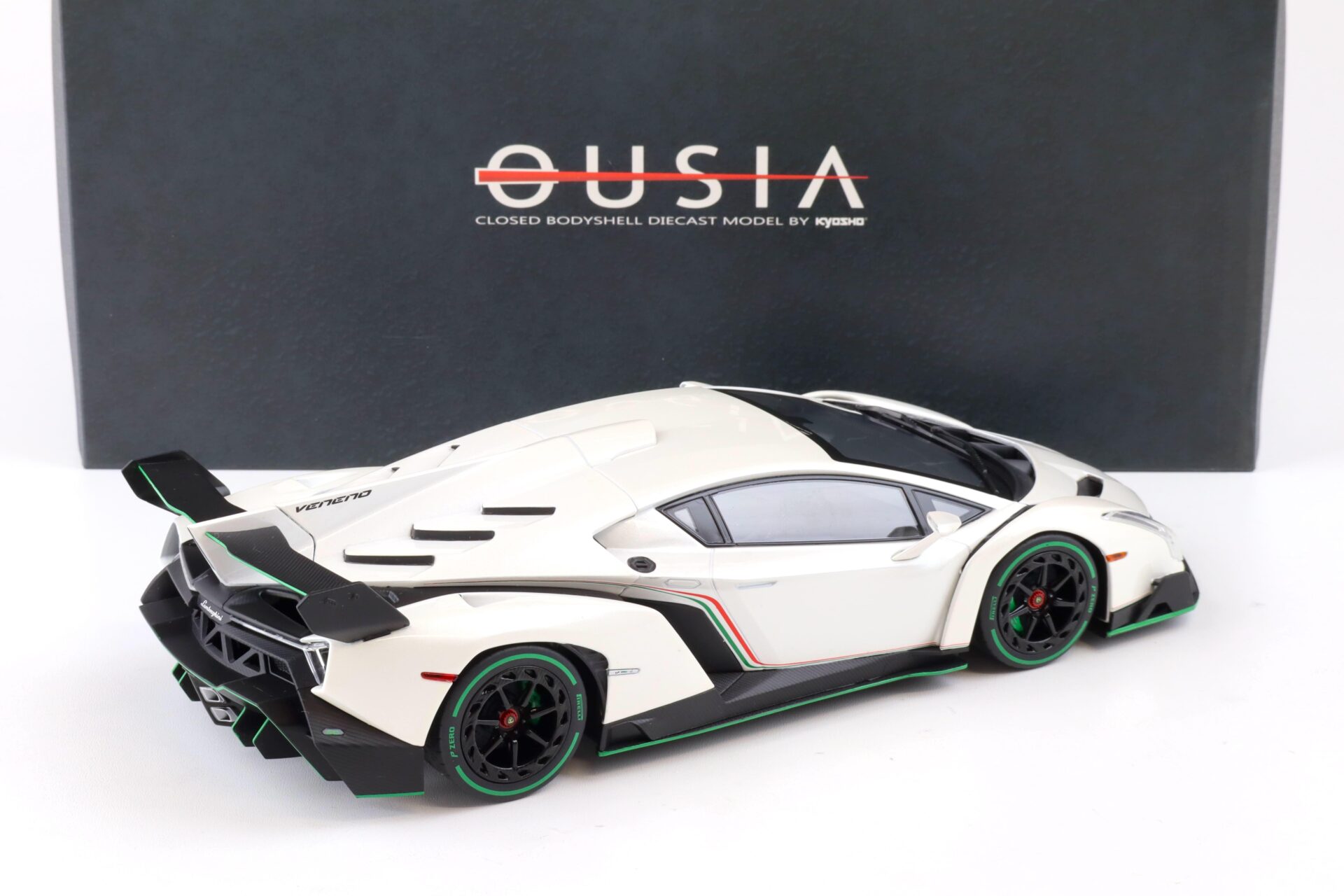 1:18 Kyosho Ousia Lamborghini Veneno Coupe white/ green Line C09501WG