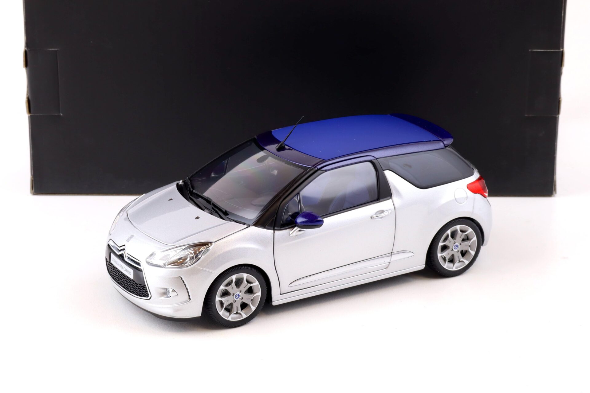 ID 86749 orig 1.jpg 1:18 Norev Citroen DS3 Cabrio 2013 silver-grey/ blue 181548