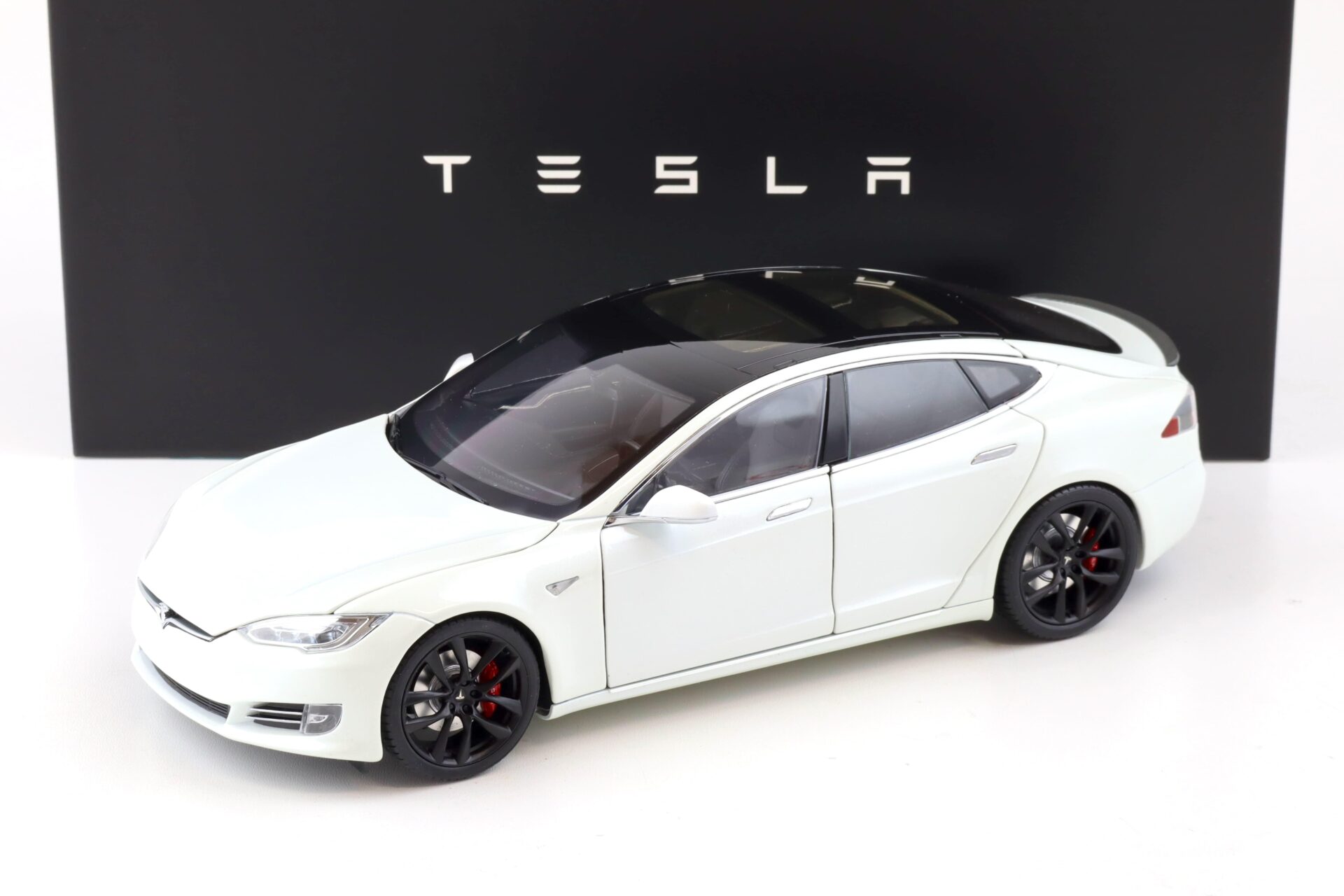 ID 86963 orig 1.jpg 1:18 Original Tesla Model S P100D pearl white Diecast DEALER VERSION