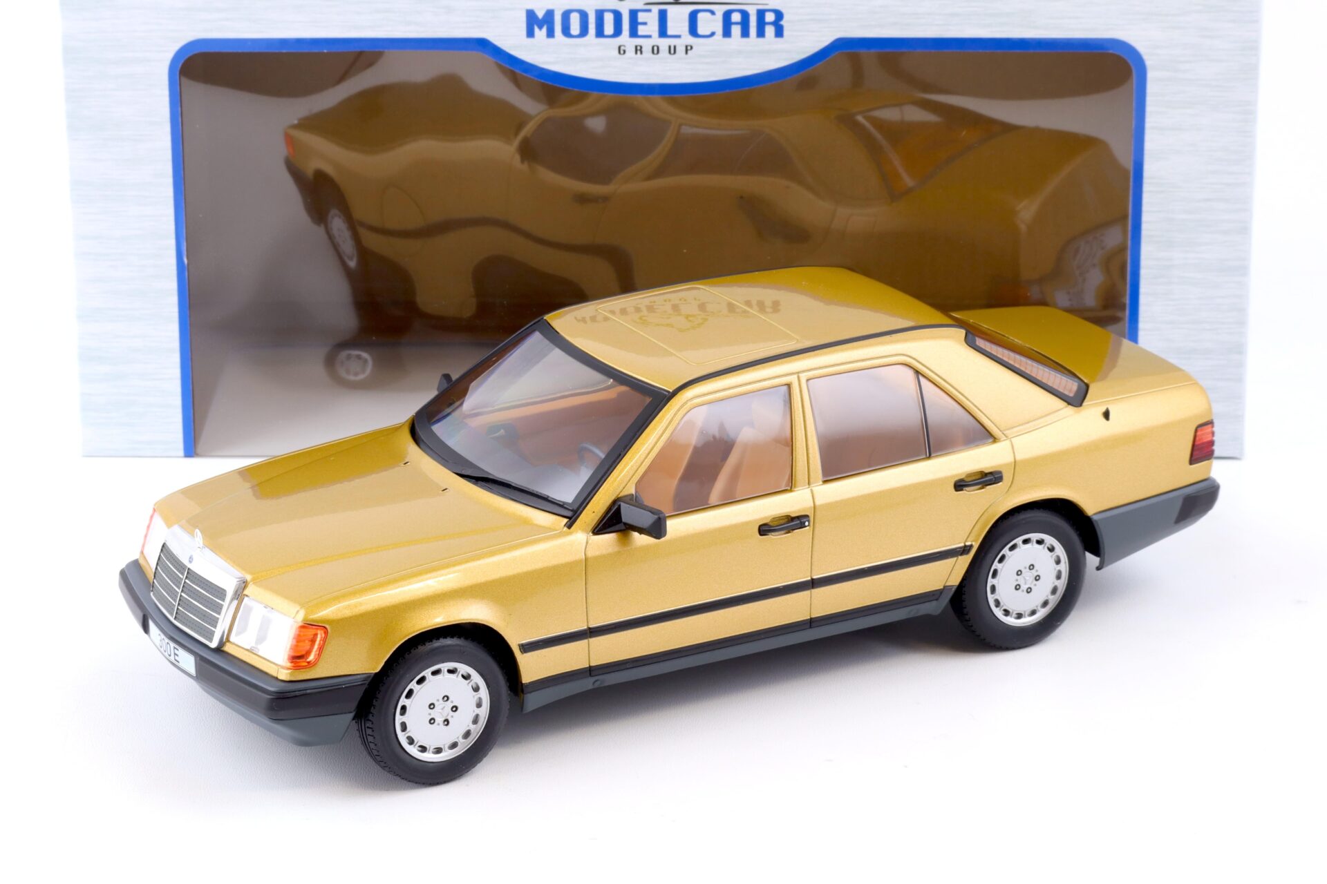 1:18 MCG Mercedes 300E (W124) Limousine Champangner metallic 1984