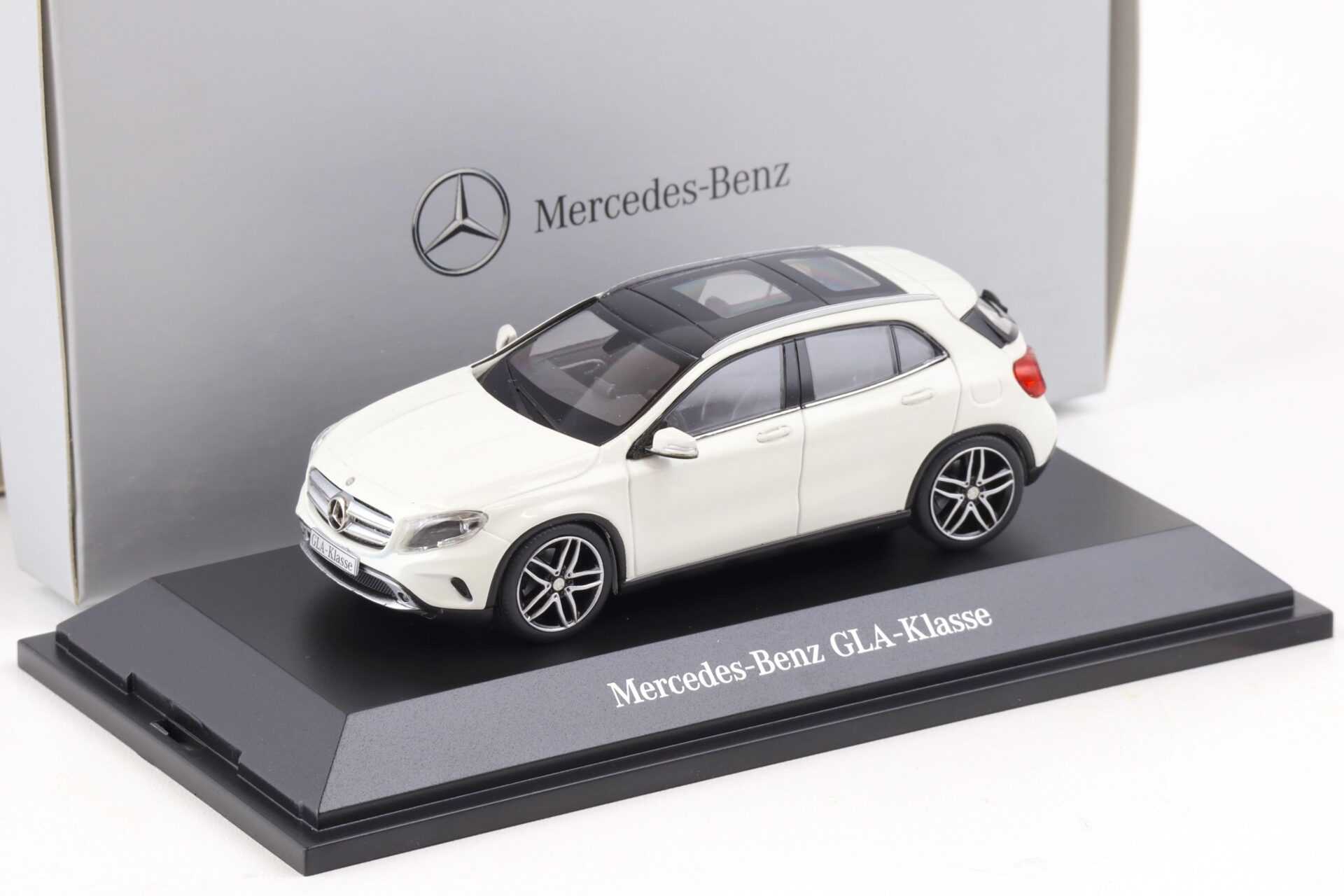 ID 87179 orig.jpg 1:43 Schuco Mercedes GLA Klasse X156 cirrus white 2013 DEALER VERSION