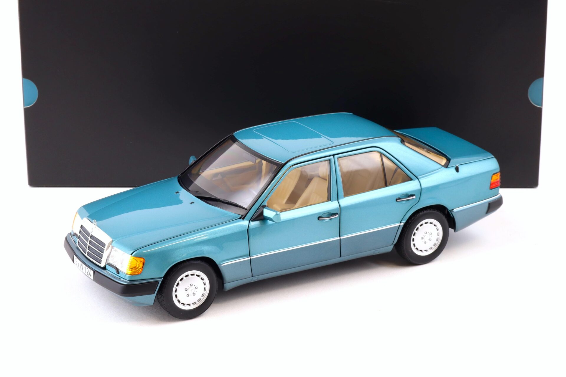 ID 87296 orig.jpg 1:18 Norev Mercedes 230 E W124 Limousine 1992 beryll metallic DEALER VERSION