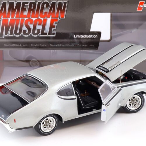 1:18 Auto World 1968 Oldsmobile Cutlass Hurst/ Olds 2-Door MCACN Peruvian silver