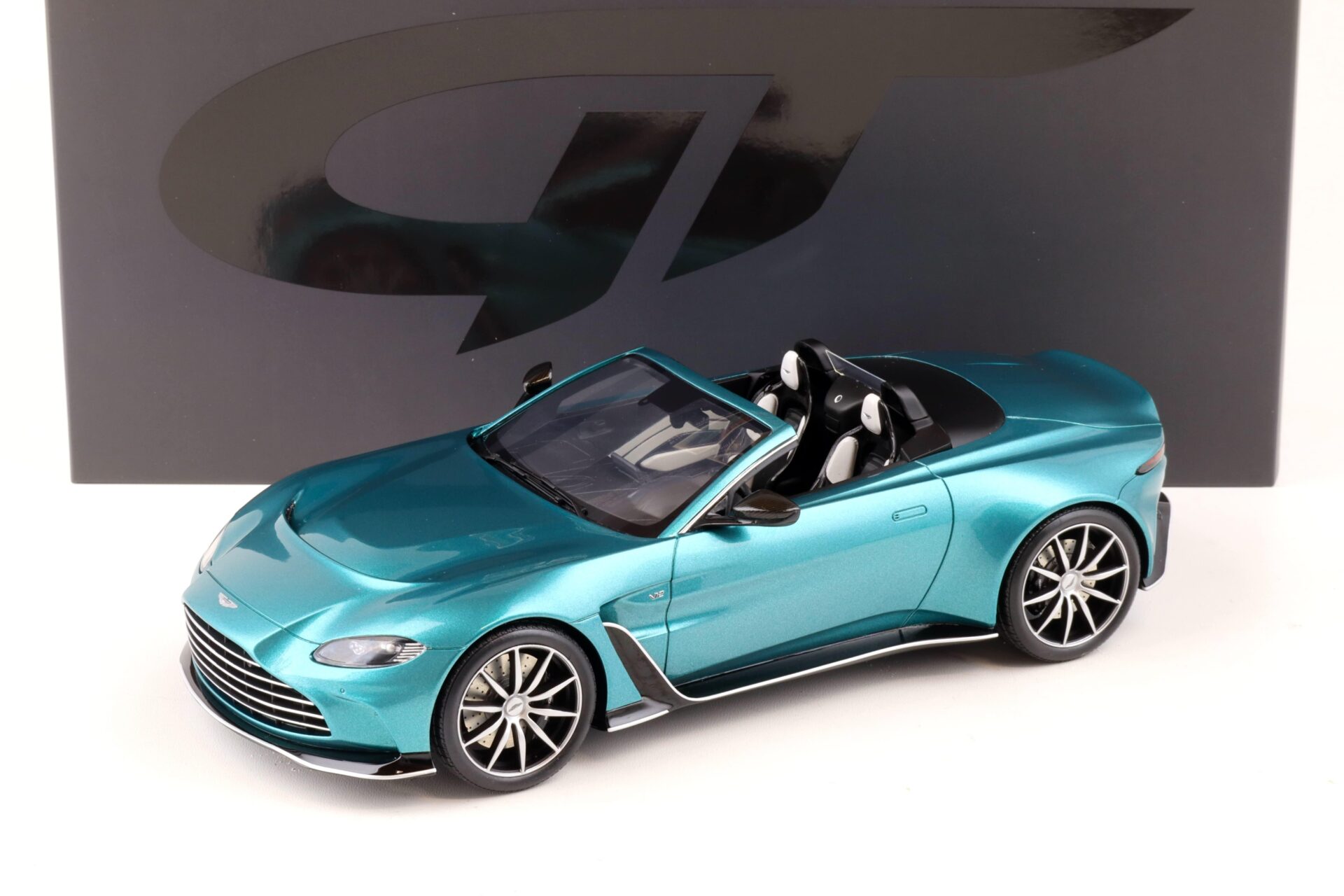ID 88684 orig.jpg 1:18 GT Spirit GT445 Aston Martin V12 Vantage Roadster 2023 green metallic