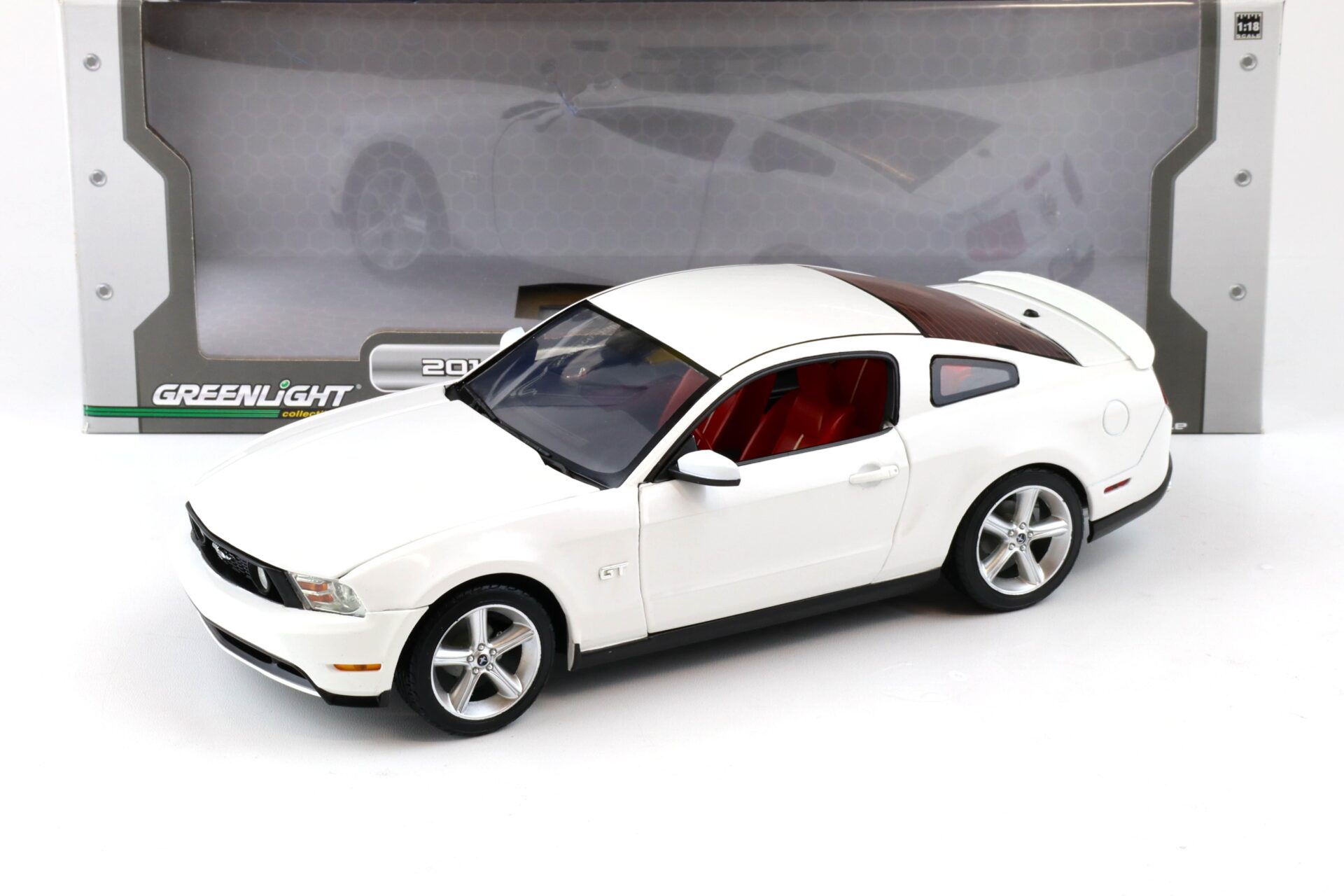 ID 89302 orig.jpg 1:18 Greenlight 2010 Ford Mustang GT Coupe white/ red interior 12814