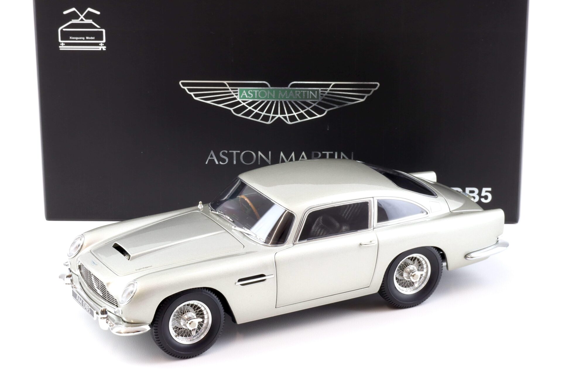 ID 90361 orig.jpg 1:18 XiaoGuang Model 1965 Aston Martin DB5 Coupe silver - leather seats