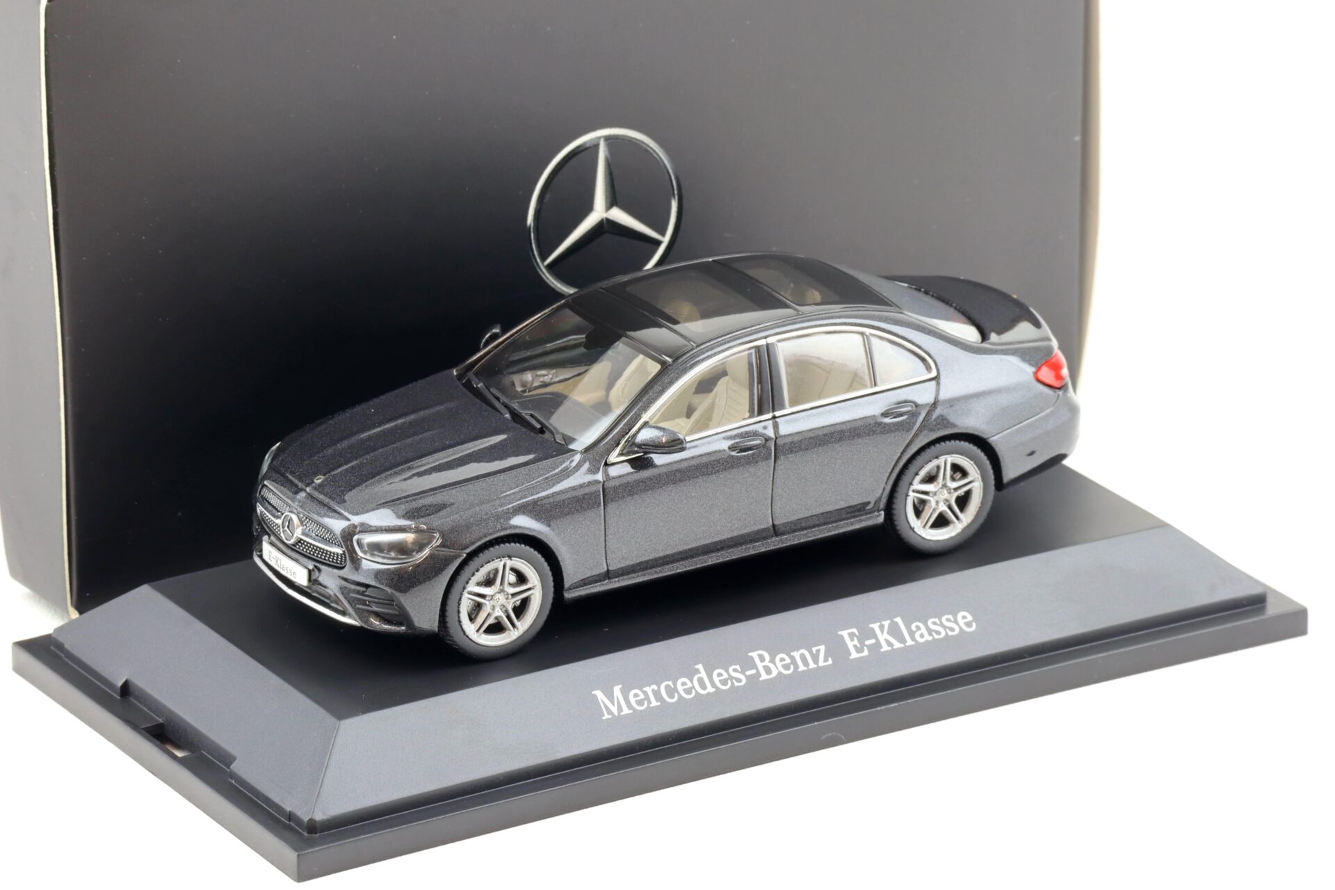 ID 90579 orig.jpg 1:43 iScale Mercedes E-Klasse W213 Limousine 2021 graphite grey DEALER VERSION