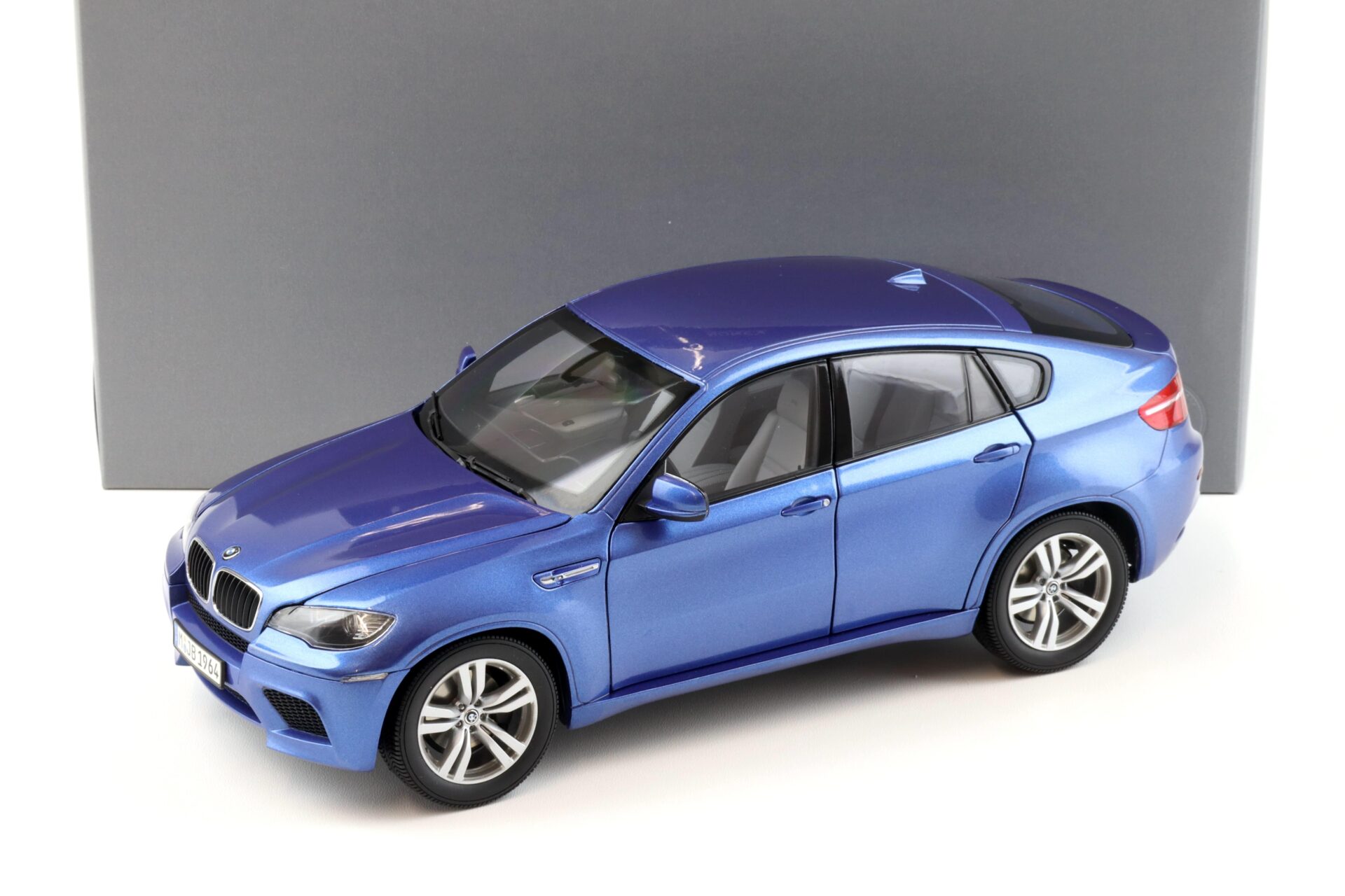 ID 91927 orig 1.jpg 1:18 Kyosho BMW X6 M E71 Monte Carlo blue metallic DEALER VERSION