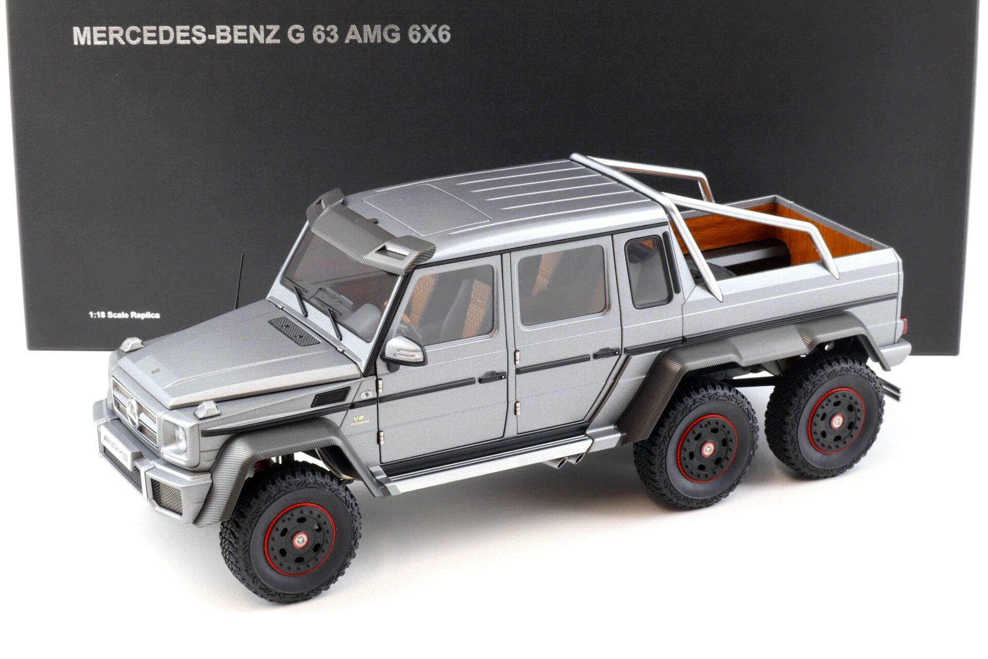 ID 92056 orig 1.jpg 1:18 AUTOart 2013 Mercedes G63 AMG 6x6 Designo Platinum Magno 76308