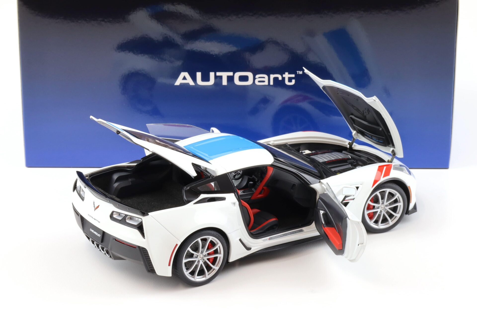 1:18 AUTOart Chevrolet Corvette C7 Grand Sport Arctic white/ blue stripes 71271