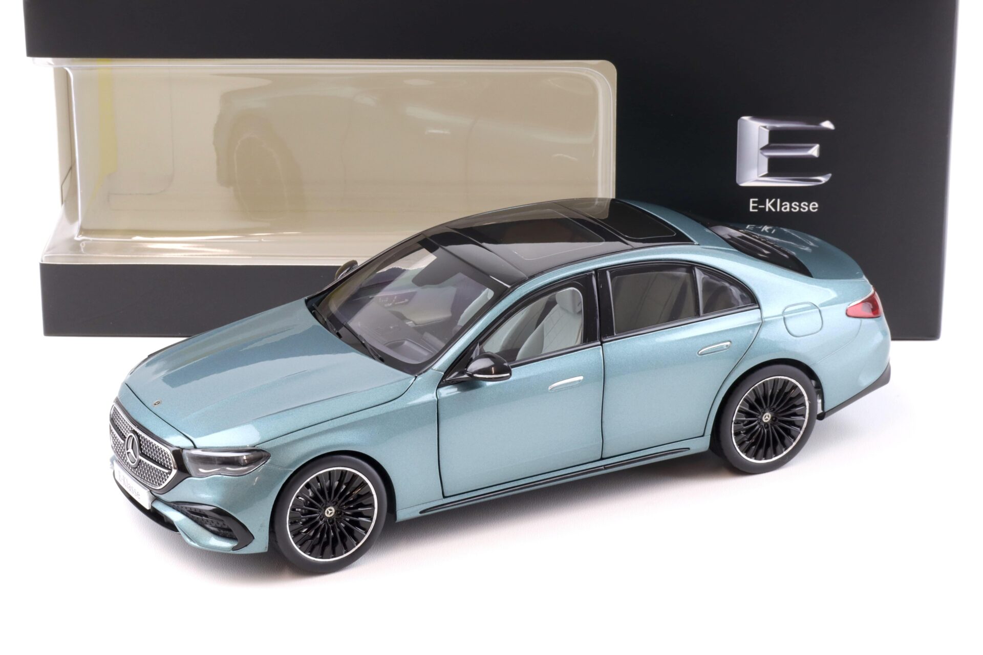 ID 92234 orig 1.jpg 1:18 iScale Mercedes E-Klasse Limousine W214 AMG Line verde silver DEALER VERSION