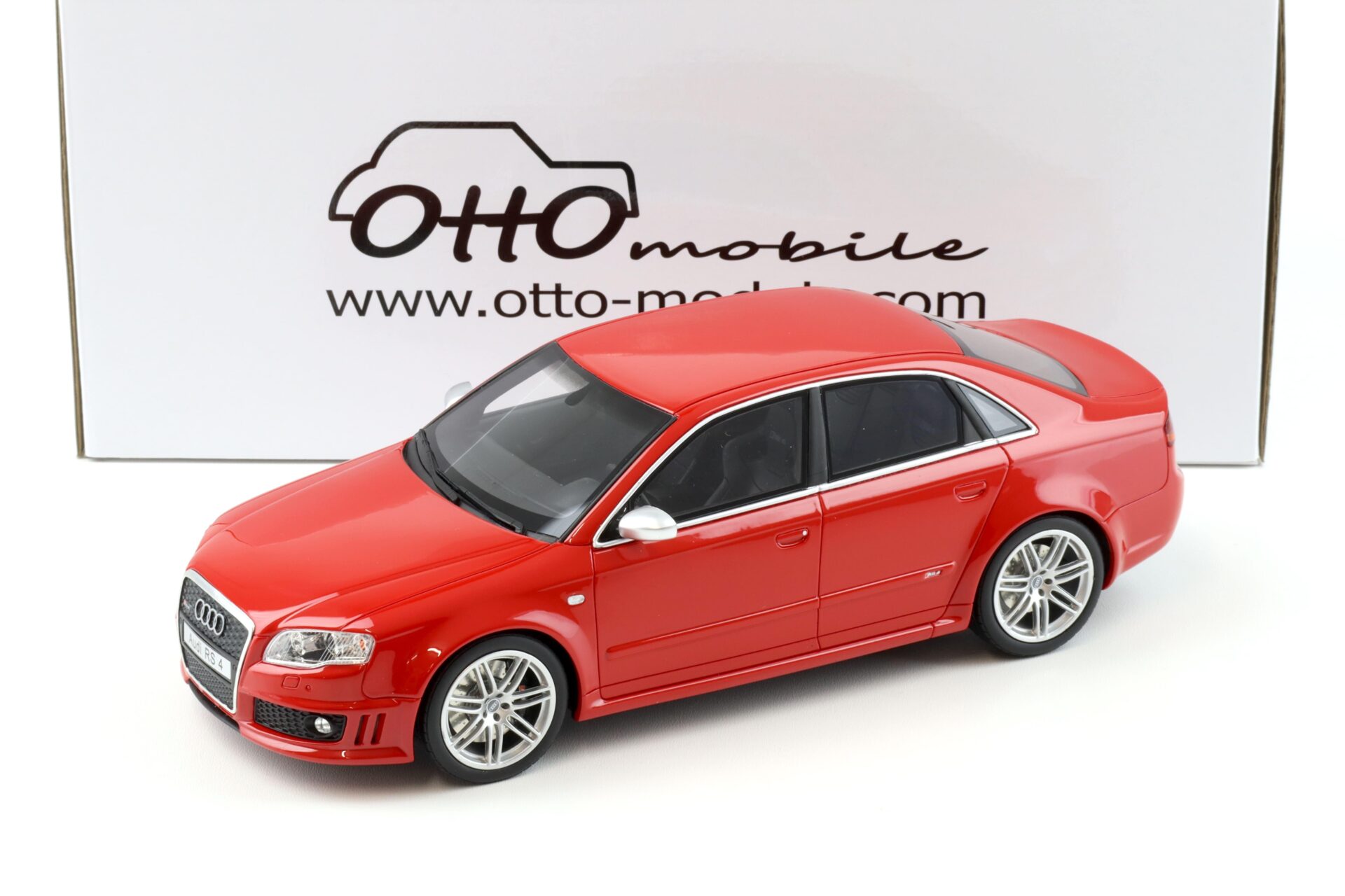 ID 92469 orig 1.jpg 1:18 OTTO mobile OT400 Audi RS4 Limousine B7 4.2 FSI Misano red 2005