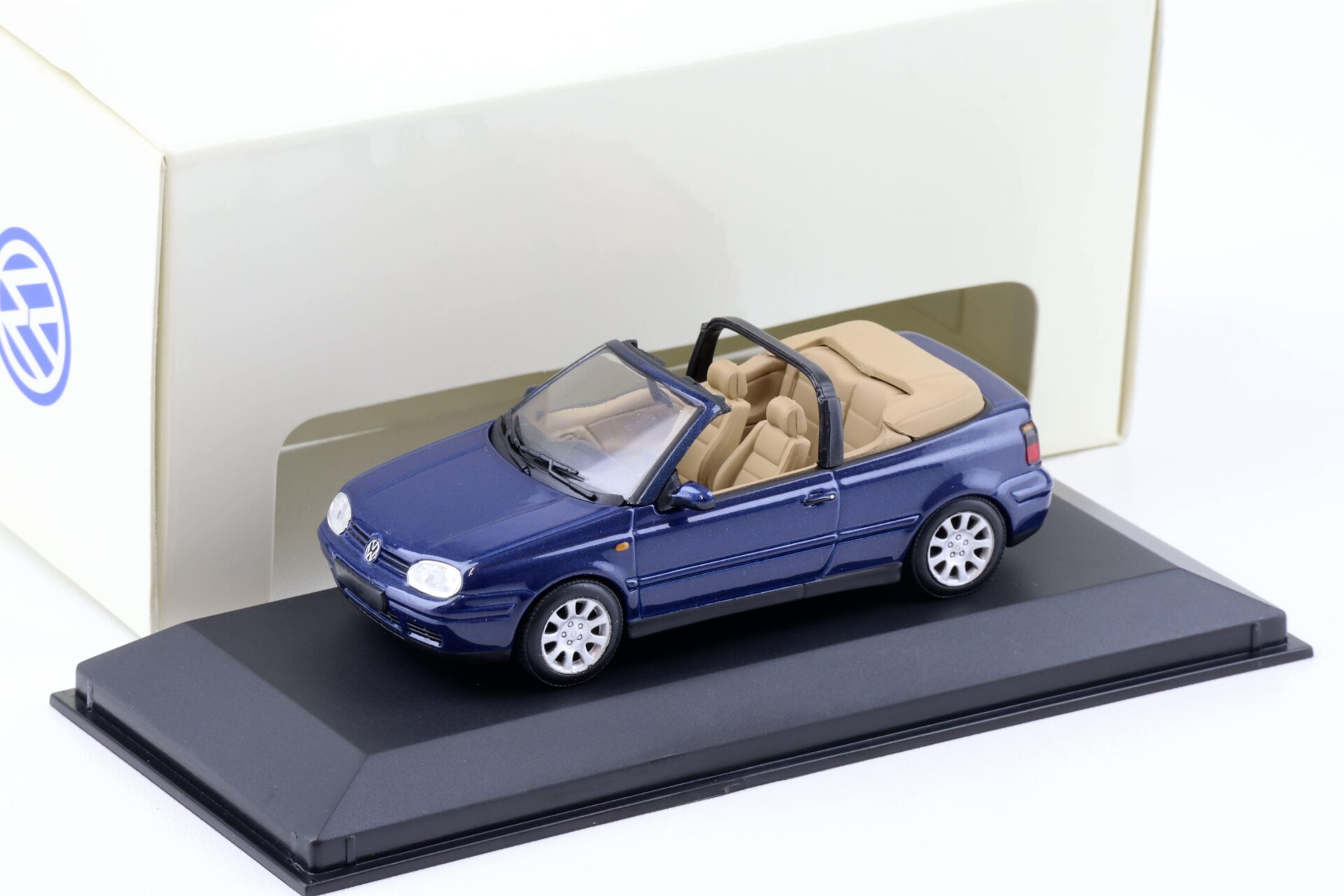 ID 92641 orig.jpg 1:43 Minichamps VW Golf IV 4 Cabriolet blue metallic DEALER VERSION