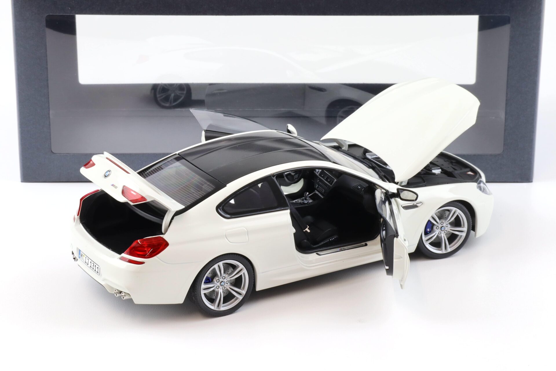 1:18 Paragon 2012 BMW M6 Coupe F13 Alpine white DEALER VERSION