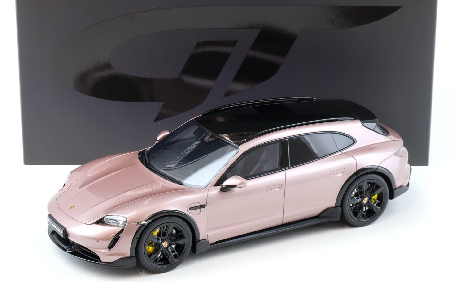 ID 92934 orig.jpg 1:18 GT Spirit GT440 Porsche Taycan Turbo S Cross Turismo 2022 Frozen Berry metallic