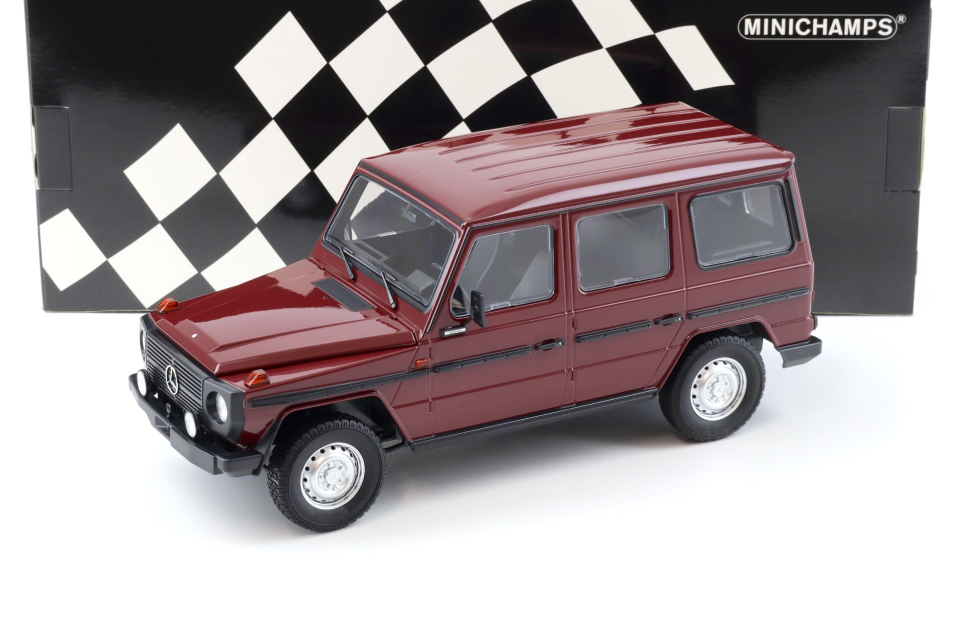 ID 92986 orig 1.jpg 1:18 Minichamps Mercedes G-Klasse 300GD G-Model LWB W460 dark red 1980