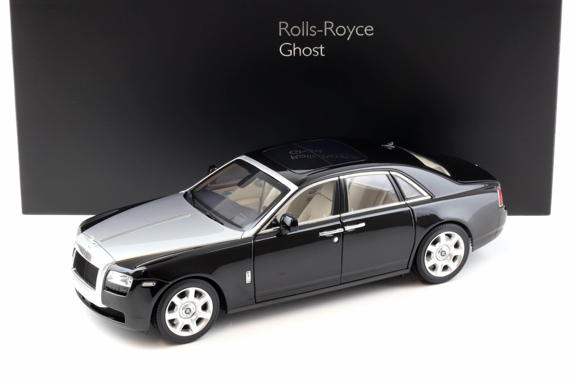ID 93053 orig 1.jpg 1:18 Kyosho Rolls Royce Ghost 2009 black/ silver KS08802BKS2