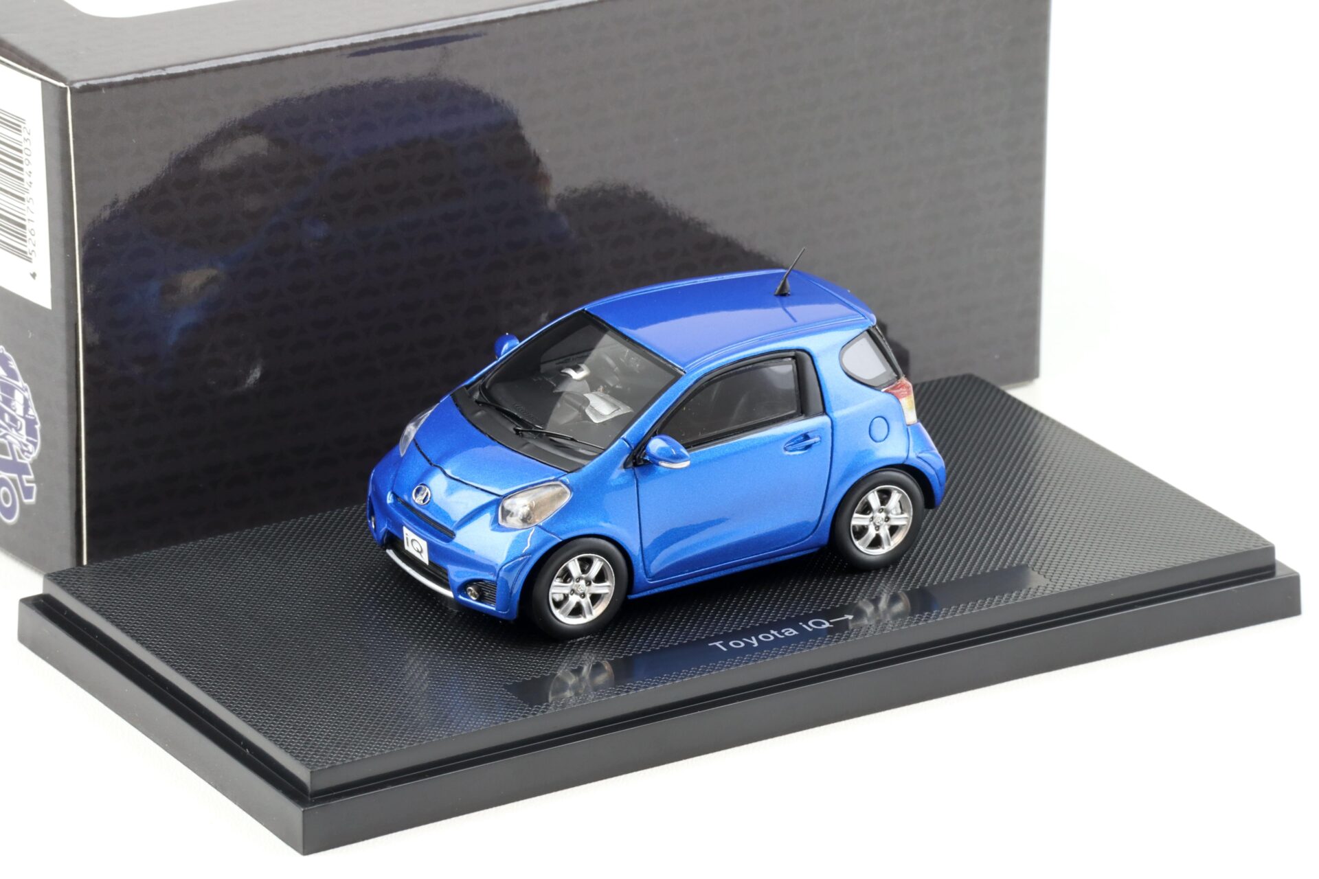 ID 94317 orig.jpg 1:43 Ebbro Toyota IQ blue metallic 2009