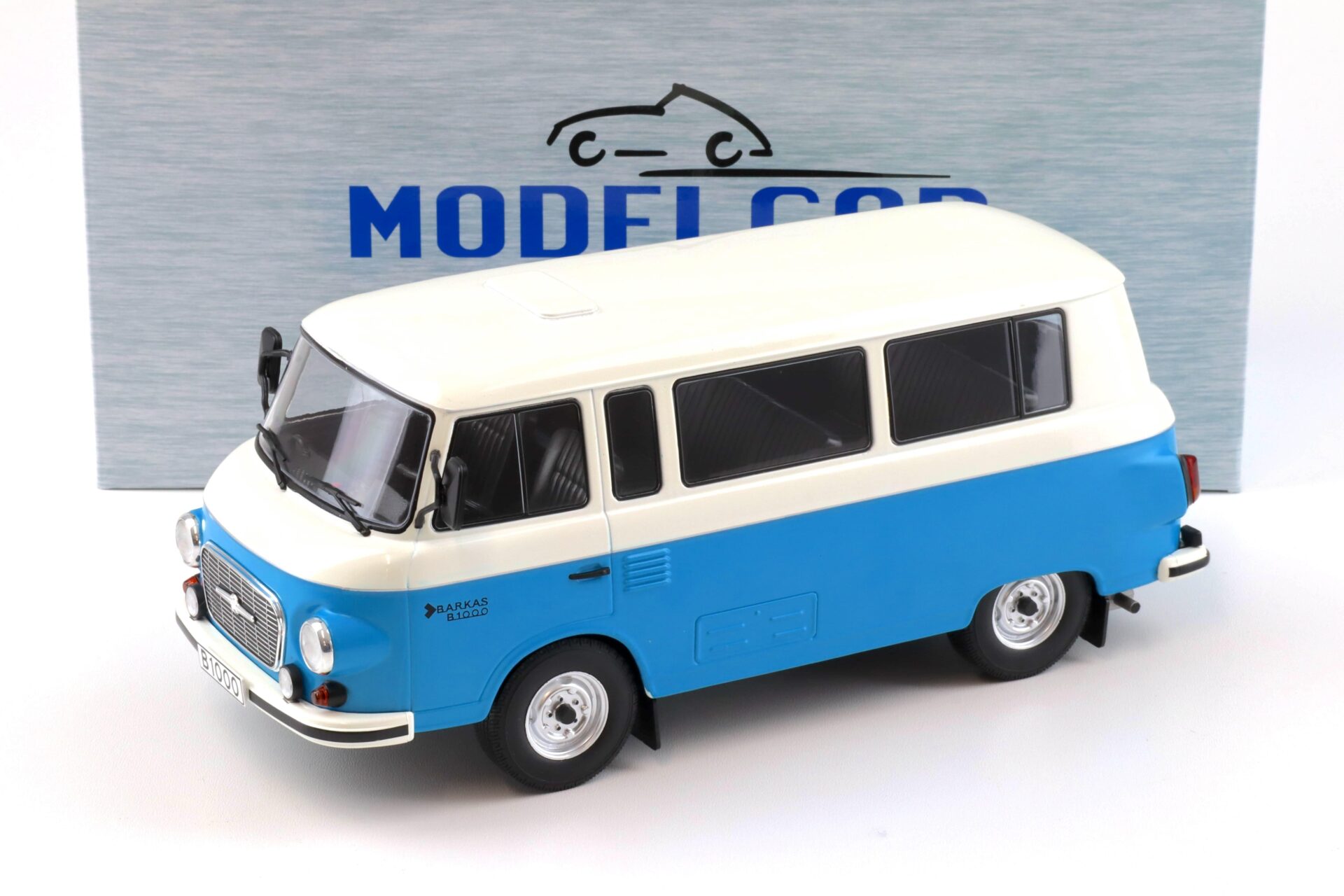 Miniature MCG 1/18 Barkas B1000 Petit Bus Pompier Ambulance RDA 1965 Blanc/Rouge