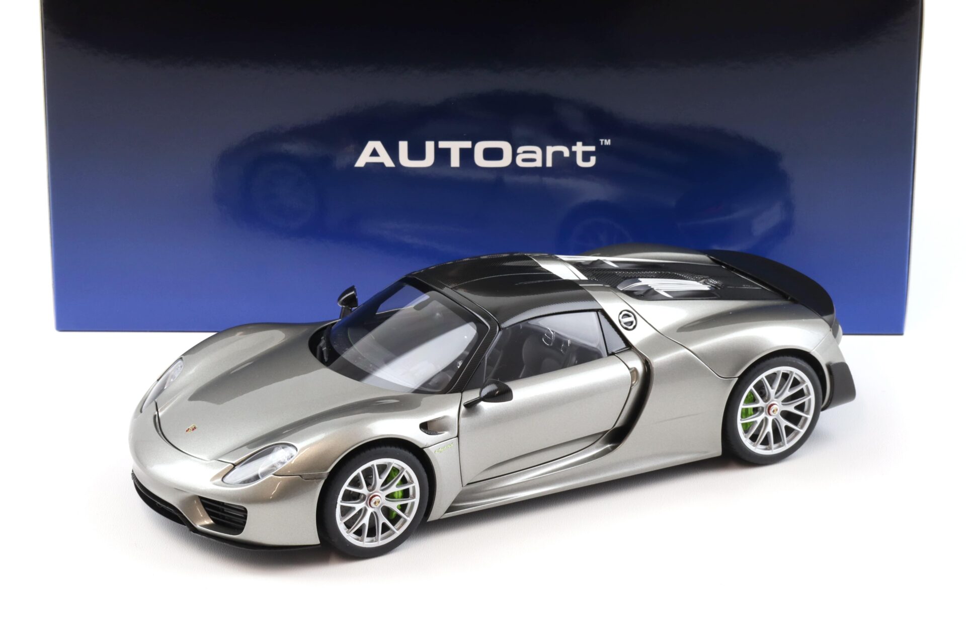ID 95641 orig 1.jpg 1:18 AUTOart Porsche 918 Spyder Weissach Package 2013 Liquid Metal silver 77922