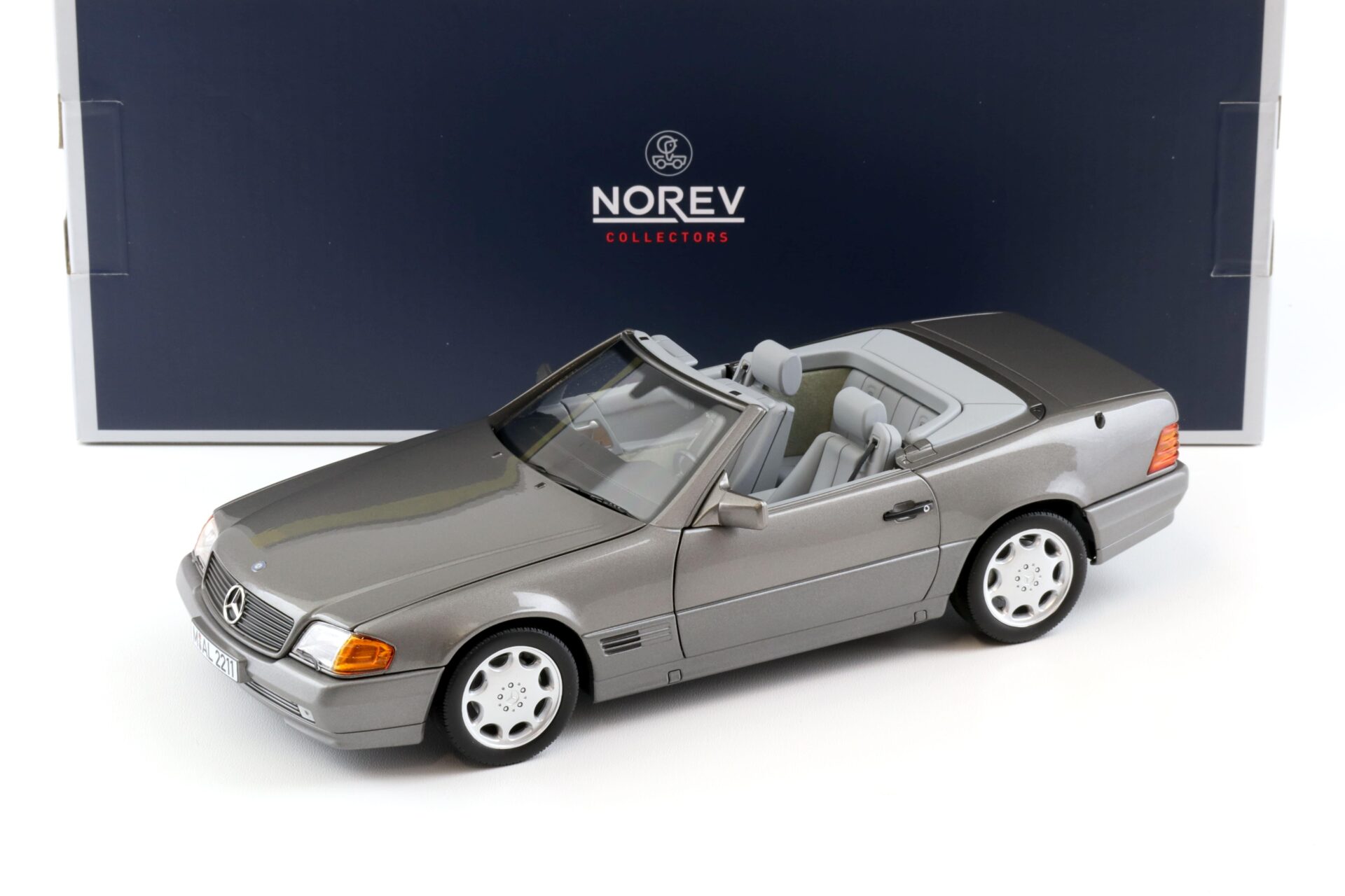 ID 96977 orig 1.jpg 1:18 Norev Mercedes 500SL Cabriolet R129 grey 1989