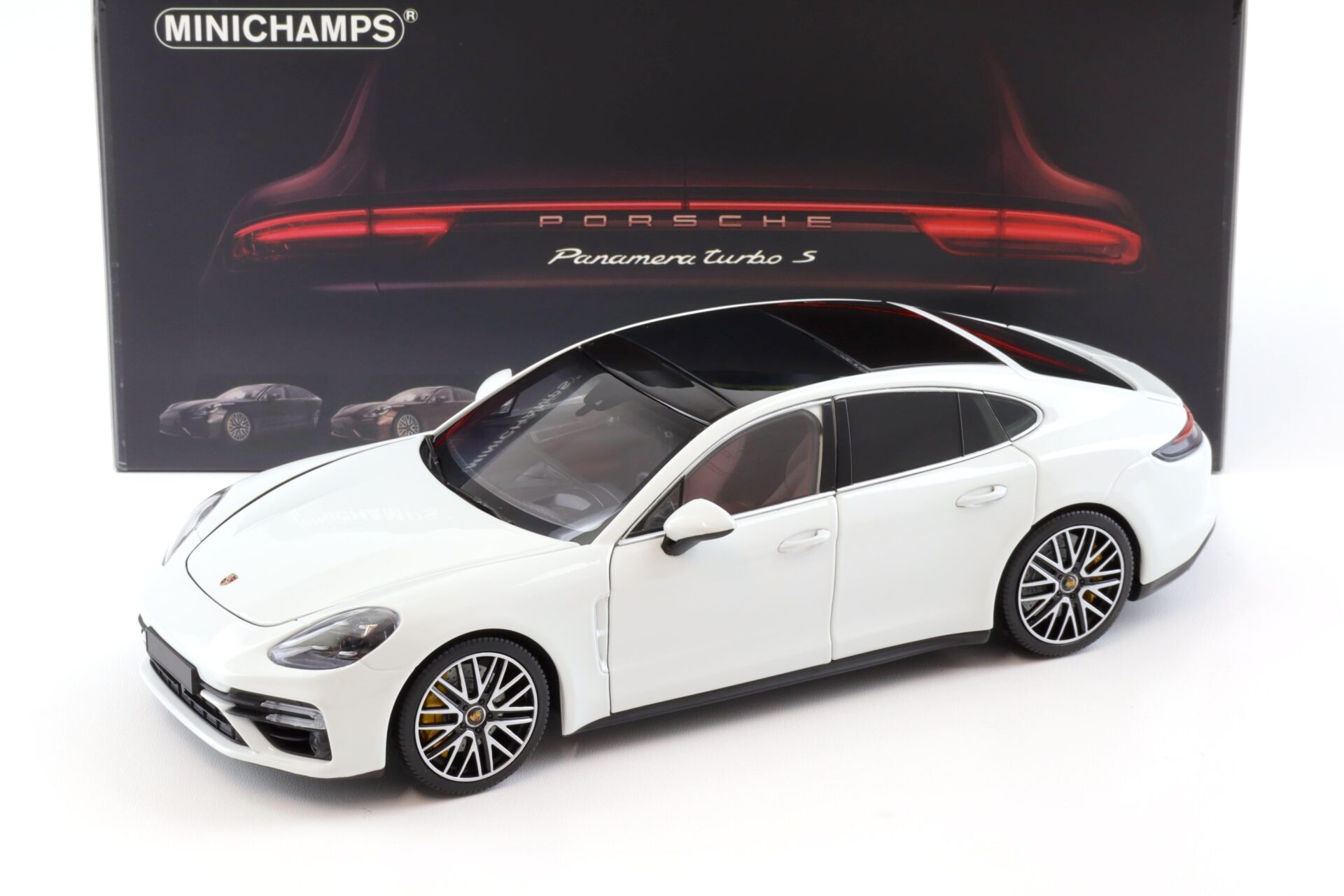 ID 97229 orig.jpg 1:18 Minichamps Porsche Panamera Turbo S 2020 white metallic