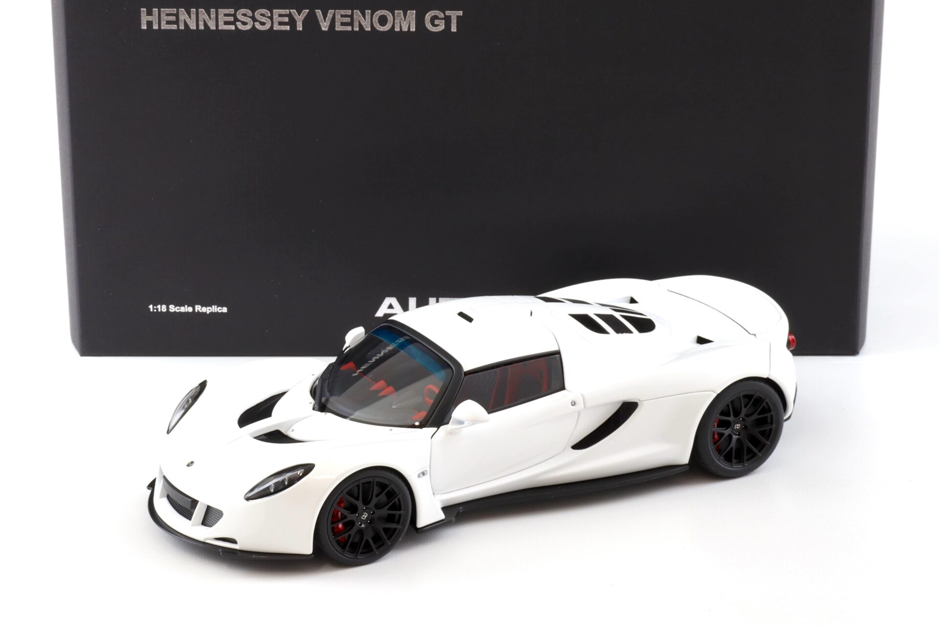 ID 97711 orig 1.jpg 1:18 AUTOart Hennessey Venom GT Spyder 2010 white Die-Cast 75404
