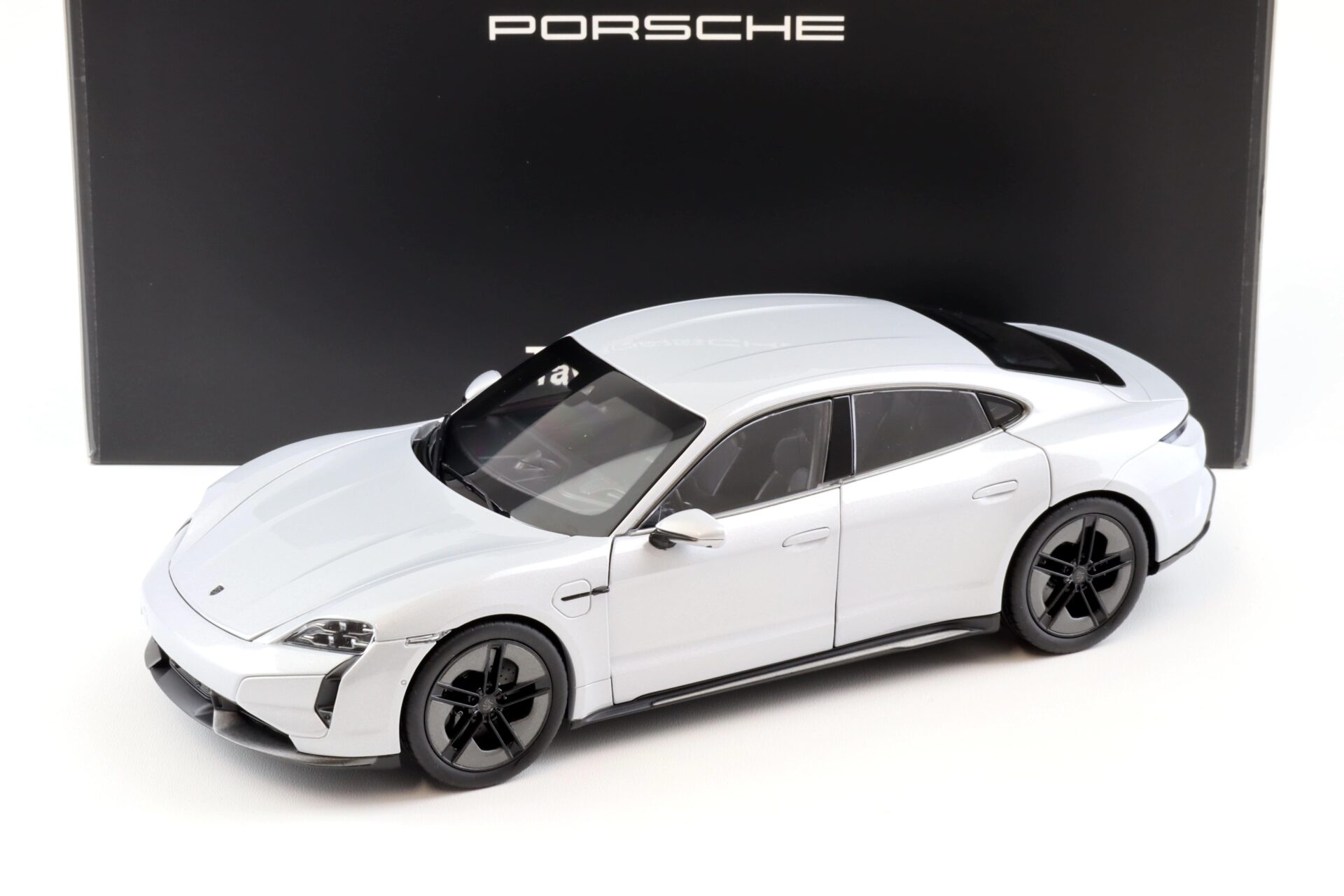 ID 98221 orig.jpg 1:18 Norev Porsche Taycan Turbo S (J1.2) 2024 Ice grey with openings WAP DEALER