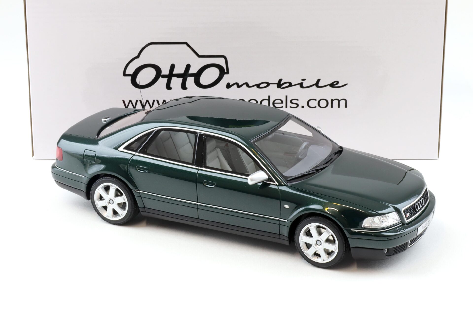 1:18 OTTO mobile OT916 Audi S8 (D2) 4.2 V8 Limousine Racing green 2001
