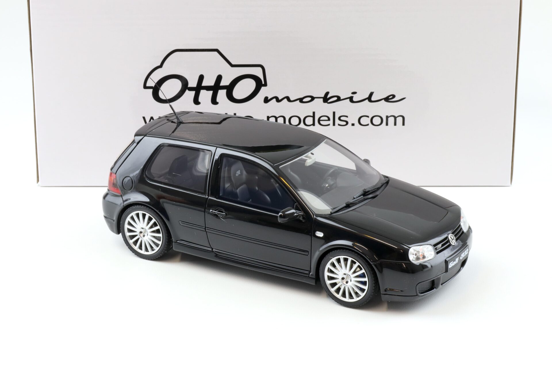1:18 OTTO mobile OT964 VW Golf IV 4 R32 black 2003