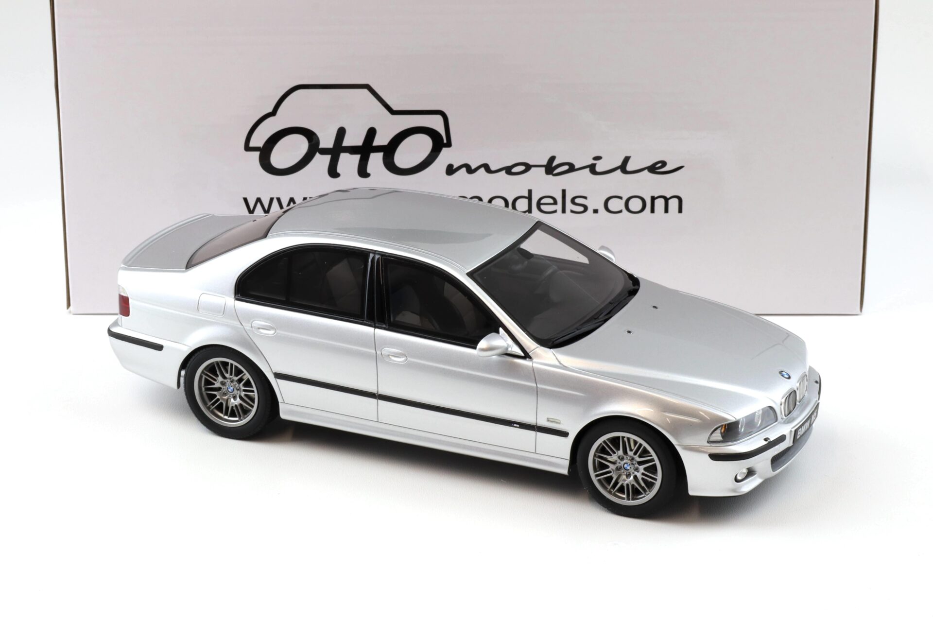 1:18 OTTO mobile OT747B BMW M5 E39 Limousine 2002 Titanium silver