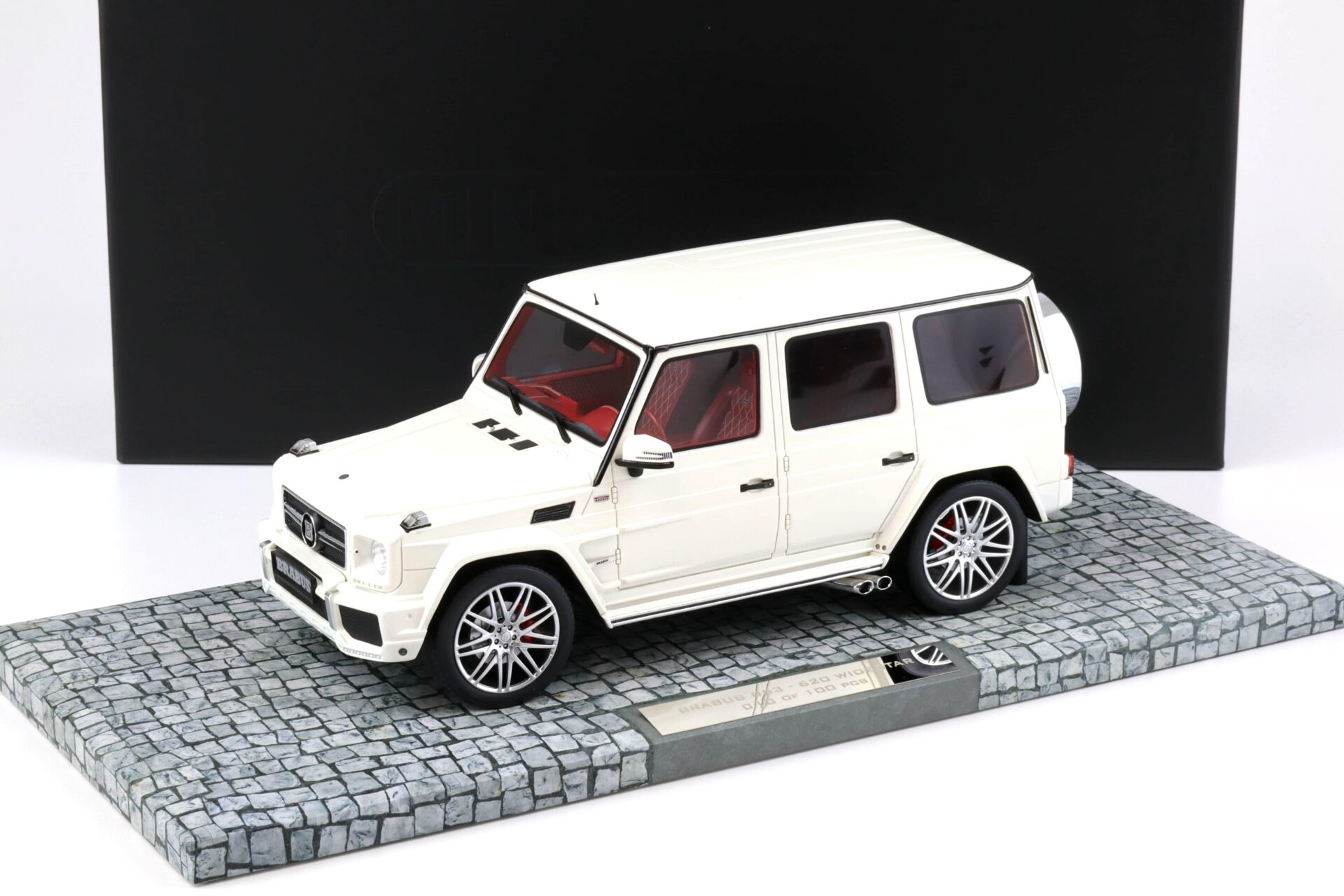 ID 99256 orig.jpg 1:18 Minichamps Mercedes Brabus B63 620 Widestar pearl white - Limited 100 pcs.