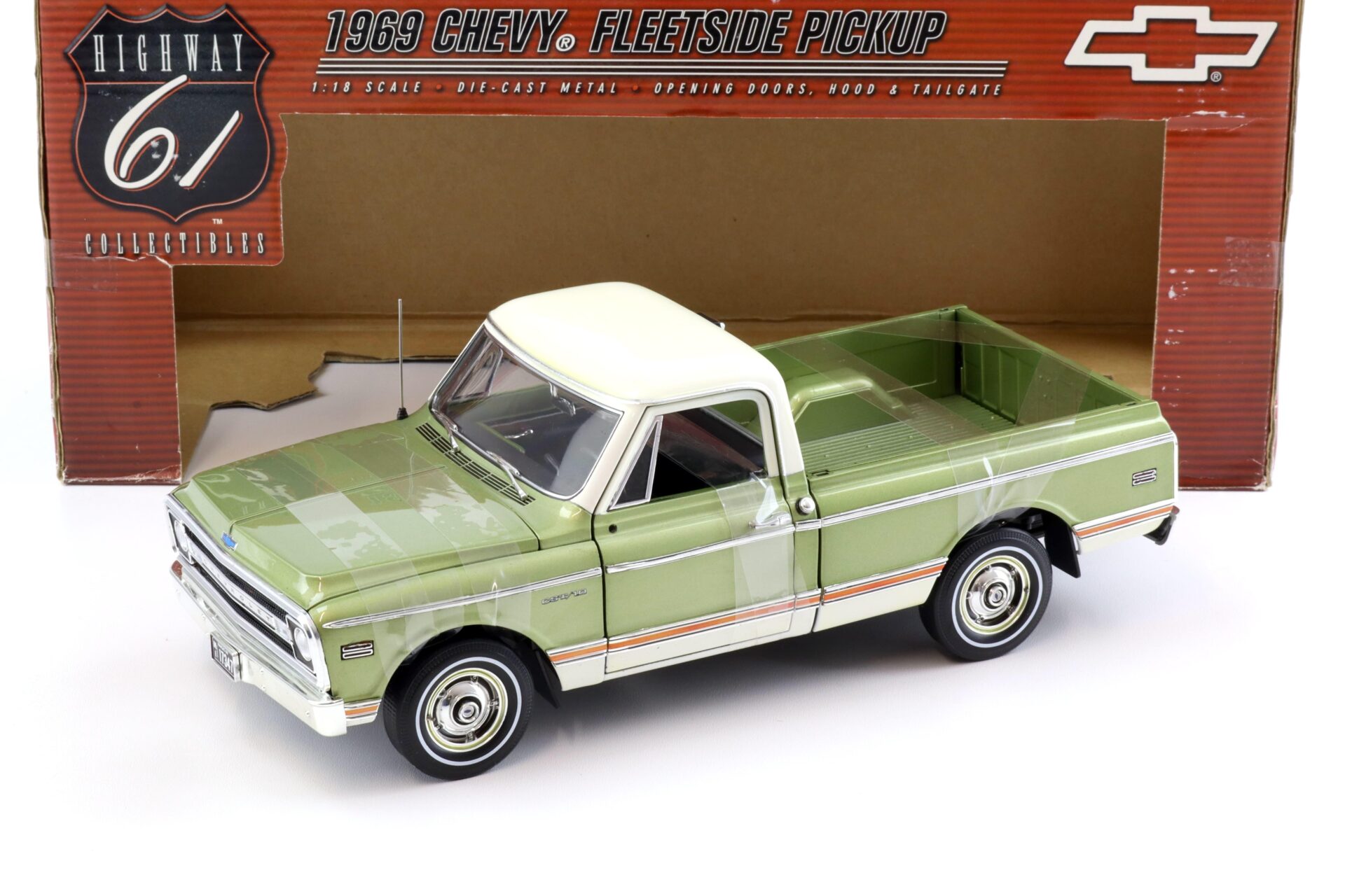 ID 99763 orig 1.jpg 1:18 Highway61 Chevrolet Chevy Fleetside CST/10 Pickup 1969 green metallic/ white