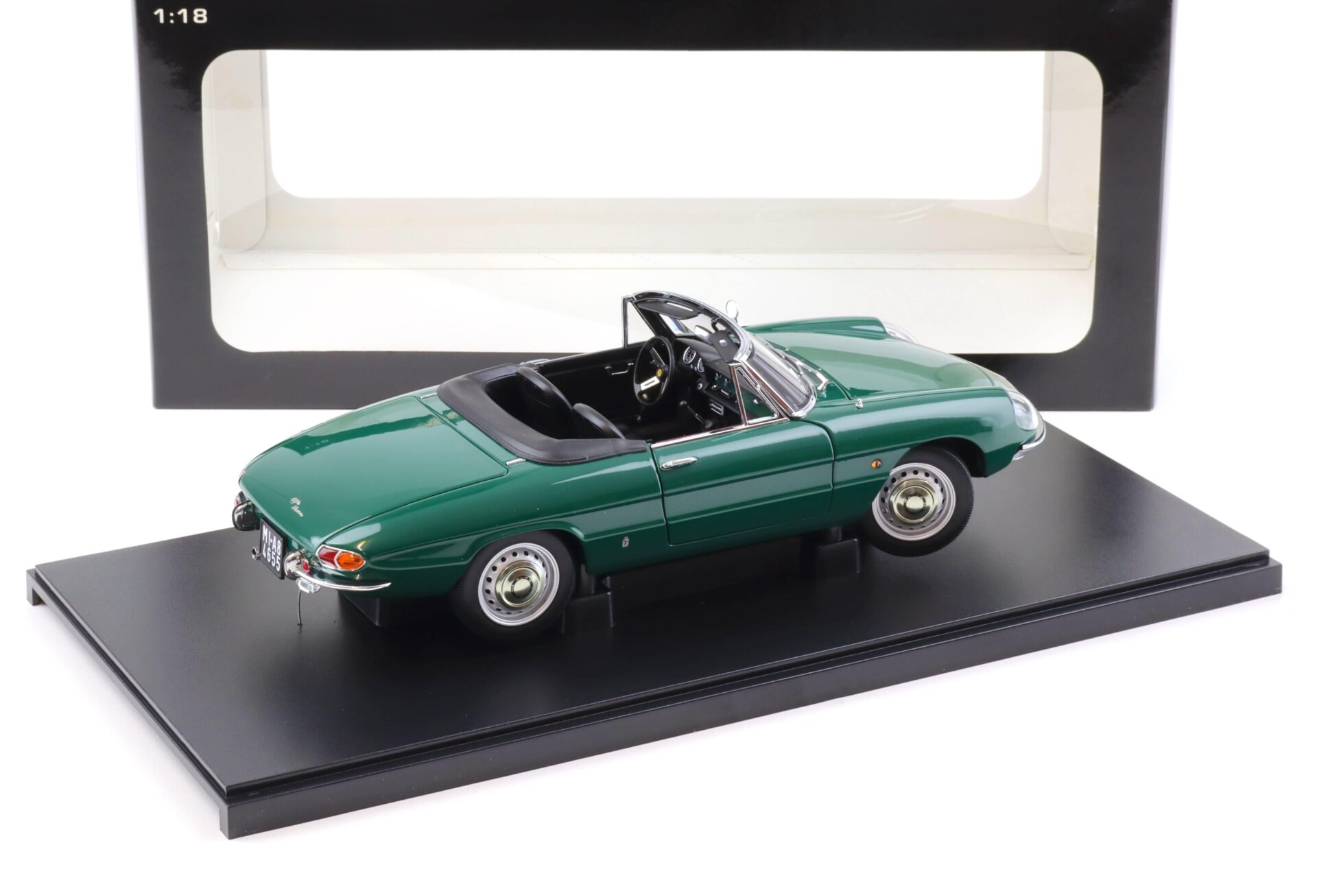 1:18 AUTOart Alfa Romeo 1600 Duetto Spider dark green 70138