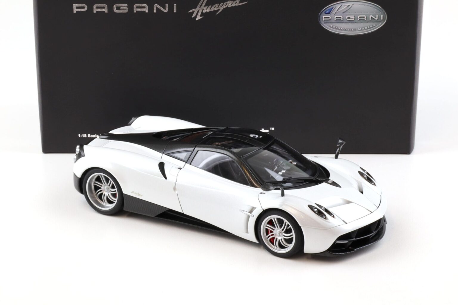 1/18 ECHELLE PAGANI Huayra Silver AUTOart Signature Modèle Moulé Série No.0203 EUR 370,17