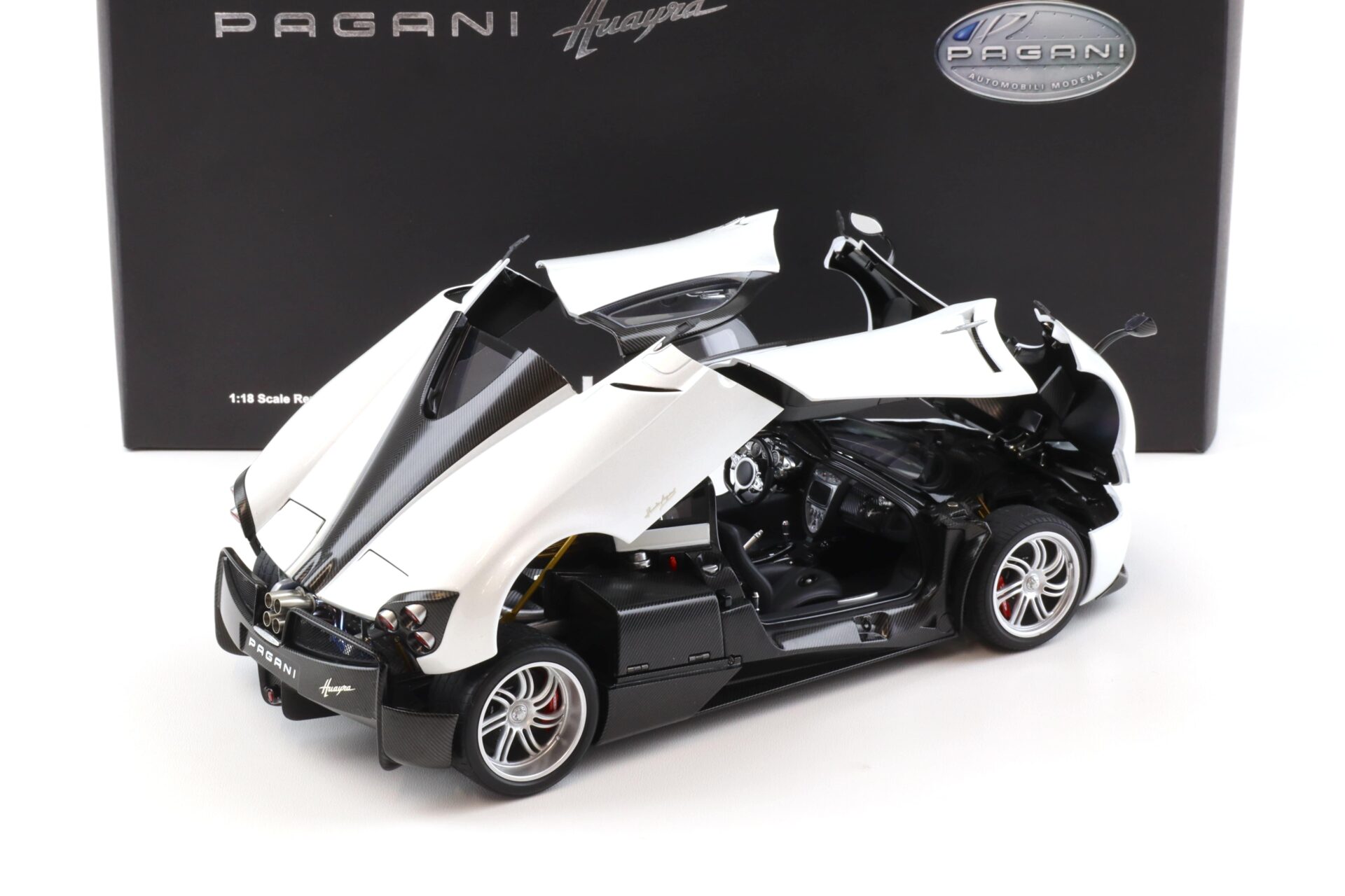 1:18 AUTOart Signature Pagani Huayra 2011 pearl white DIECAST 78267