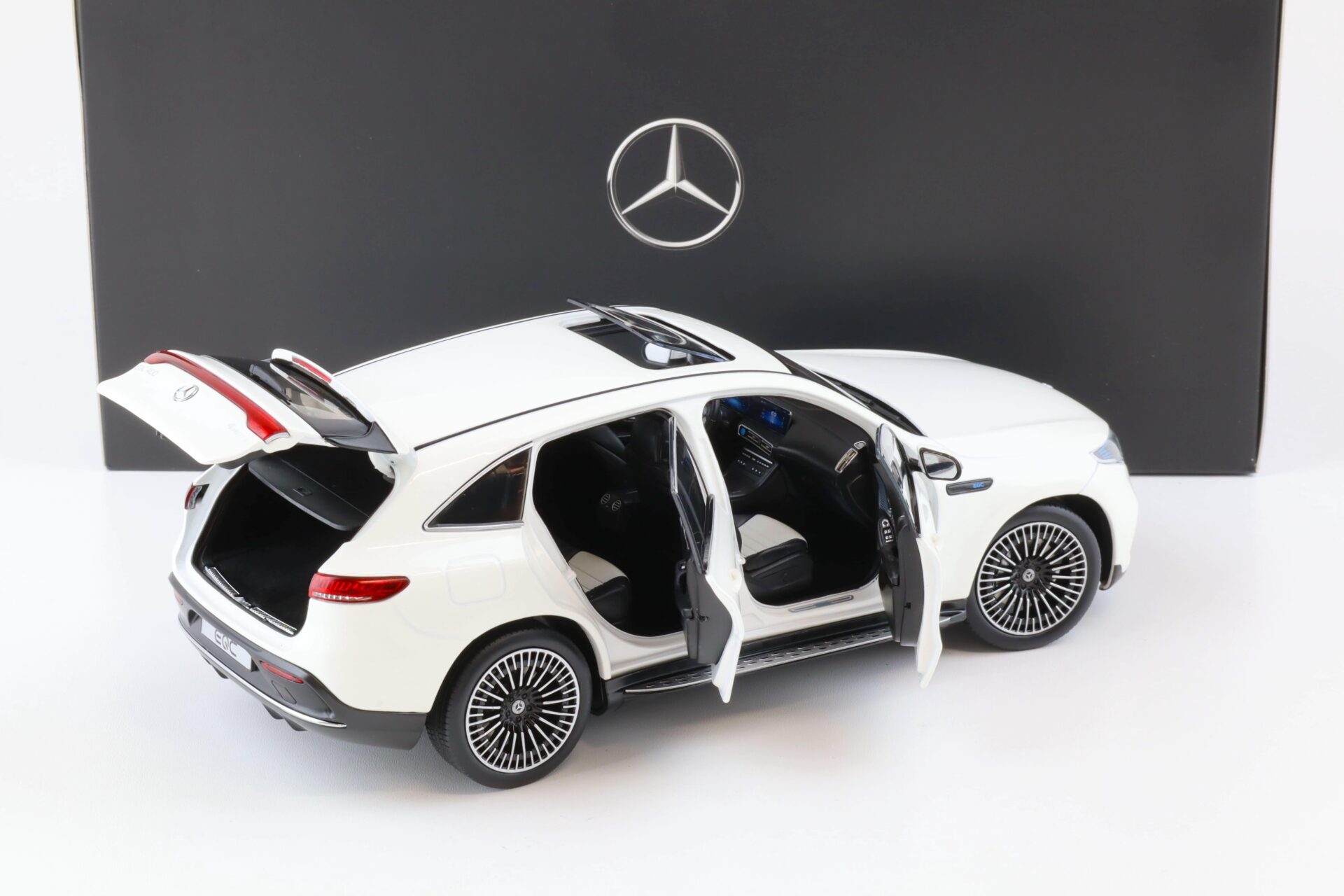 1:18 NZG Mercedes EQC 400 4Matic N293 diamond white bright DEALER VERSION