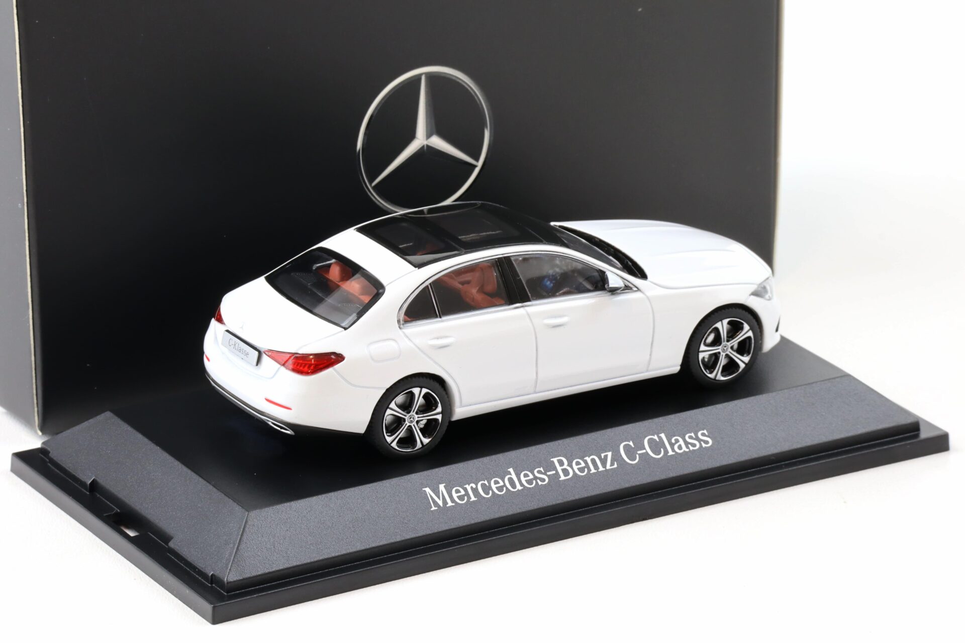 1:43 Herpa Mercedes C-Klasse Limousine (W206) opalite white 2021 DEALER VERSION