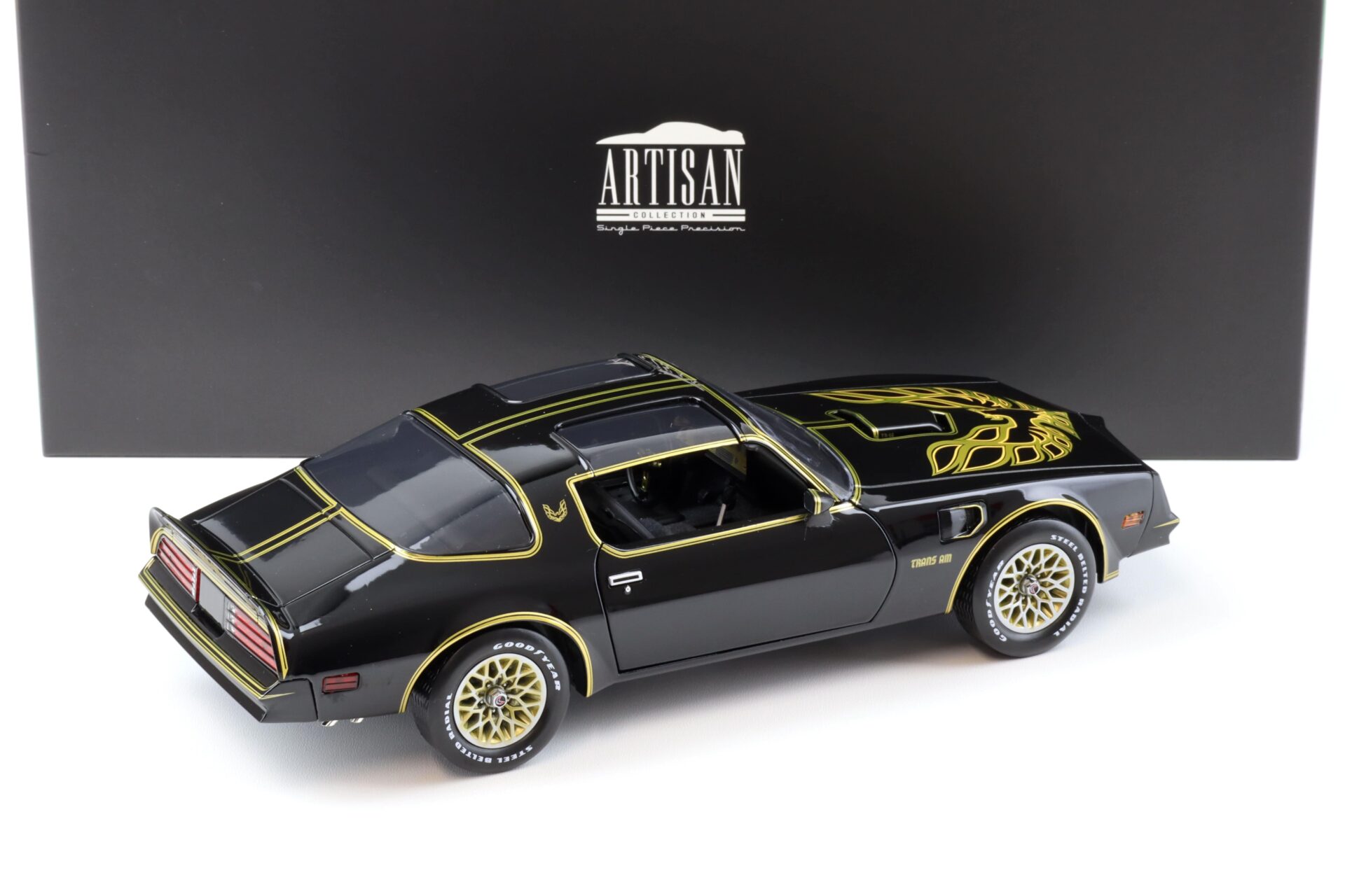 1:18 Greenlight Artisan 1977 Pontiac Firebird Trans Am Coupe black/ gold