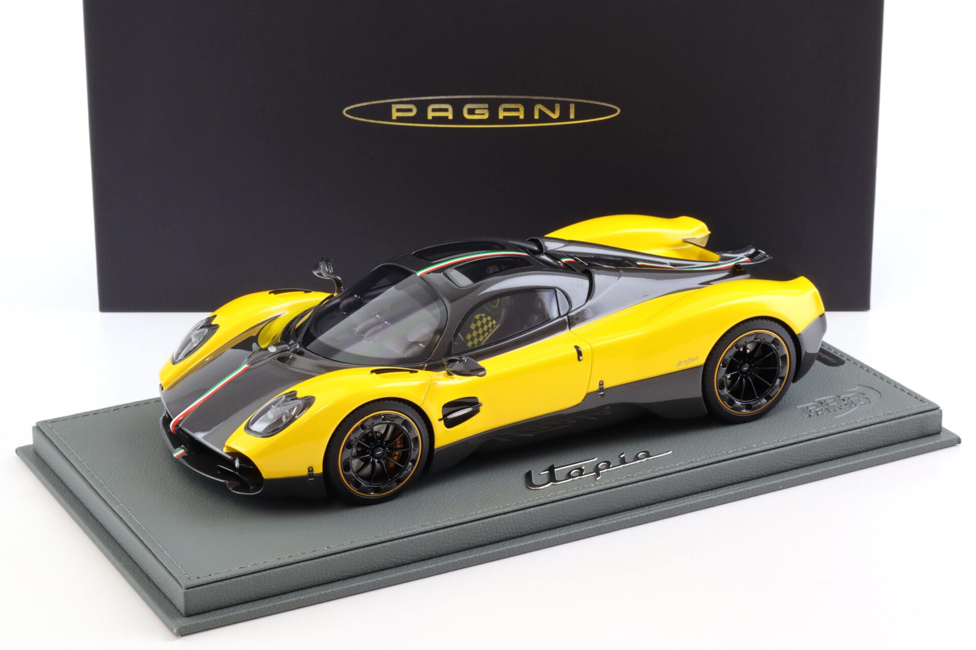 1:18 BBR Pagani Utopia Giallo Ginevra yellow/ Carbon with display - Limited 100 pcs