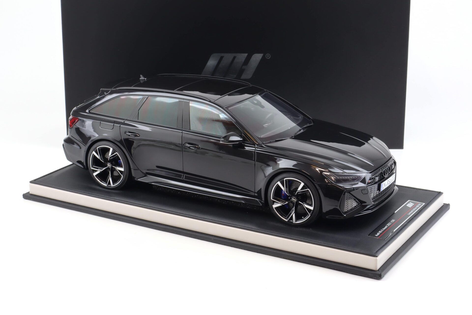 1:12 Motorhelix Audi RS6 Avant C8 black metallic 2021 with display - Limited 30 pcs.